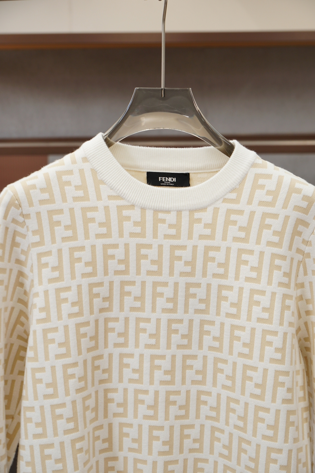 Fendi芬迪-2025新款羊毛混纺套头圆领毛衣🎺🎺精超细提取面料制成，✨不扎不起球，1.1高级定制，完