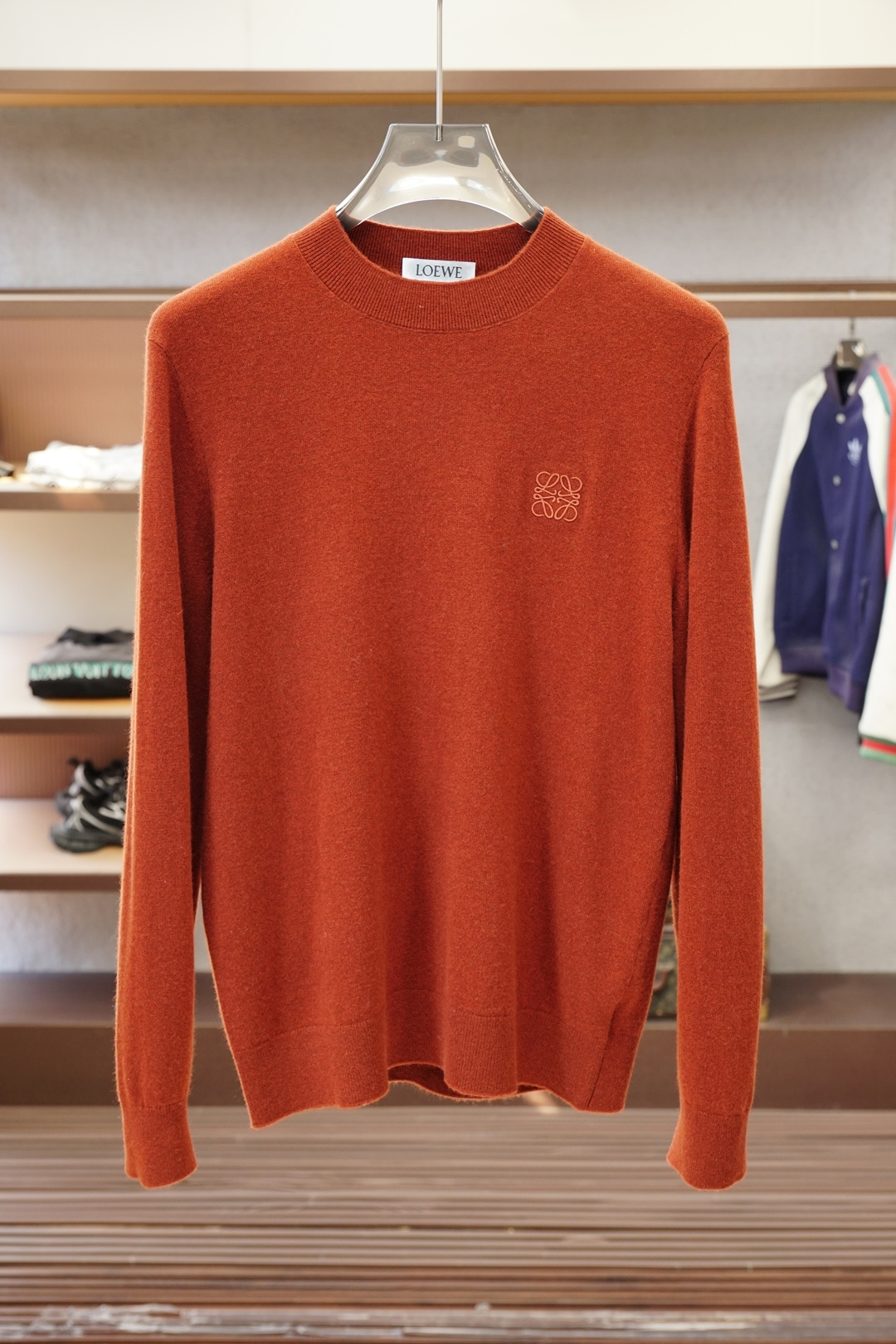 罗意威Loewe：2025秋冬新款高货毛衣！优质羊毛➕羊绒☀️☀️简约而不简单。休闲圆领款式，日常搭配出