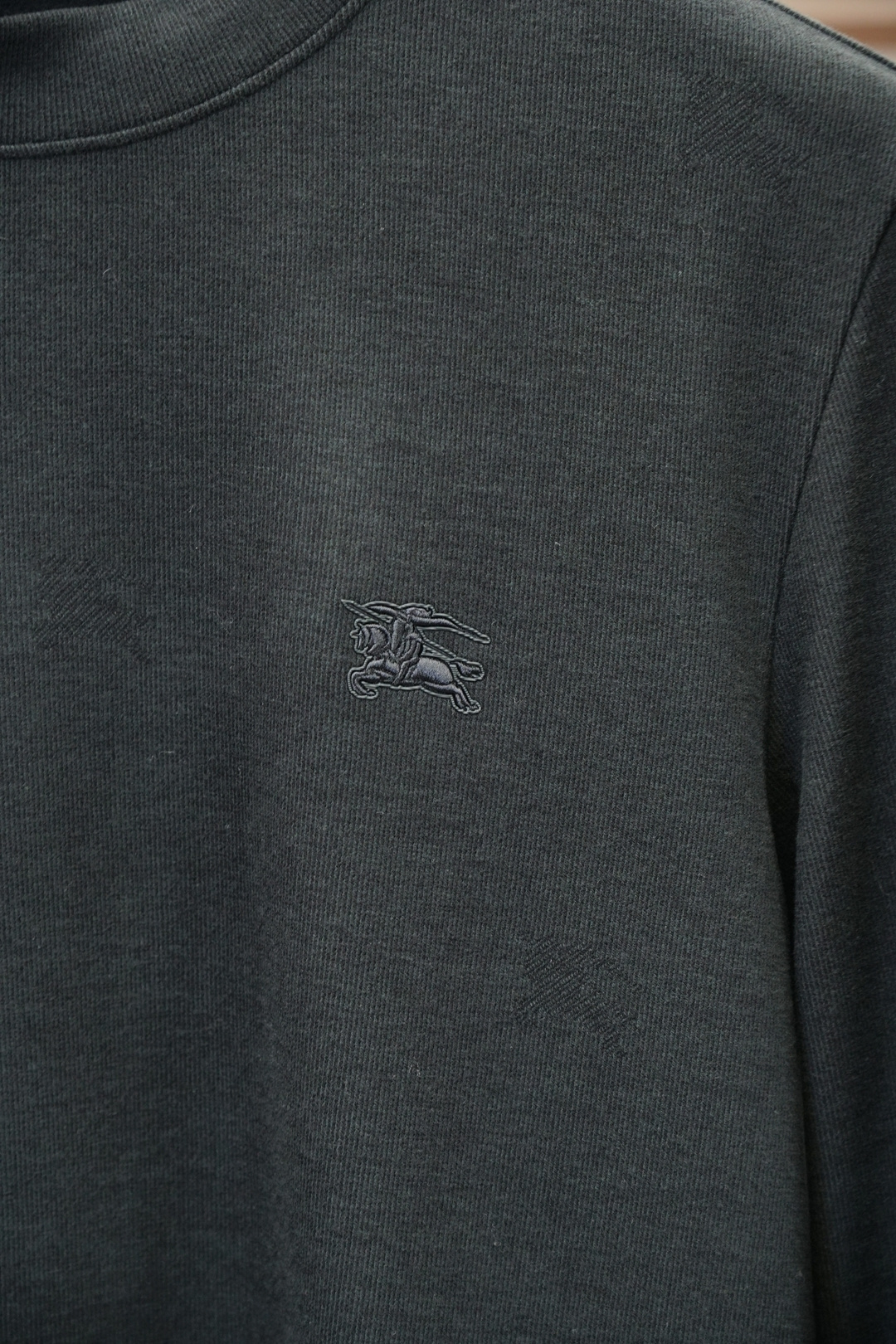 BBR巴宝莉/2025 秋冬 高货羊绒打底衫保暖性巨强，一件顶几件。简奢休闲风轻奢纯色刺绣Logo打底衫