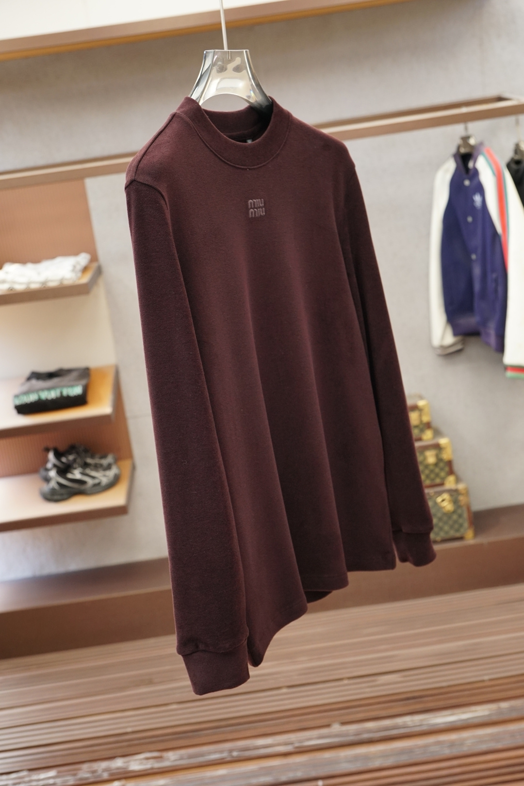 Miumiu-2025 秋冬 高货羊绒打底衫保暖性巨强，一件顶几件。简奢休闲风☀️☀️轻奢纯色刺绣Log