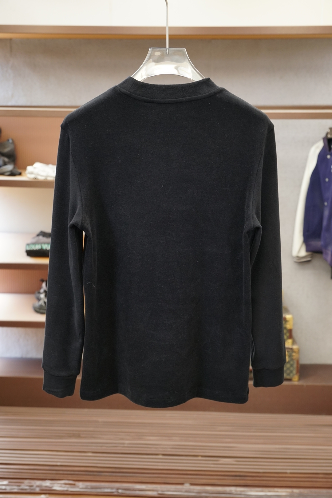 Miumiu-2025 秋冬 高货羊绒打底衫保暖性巨强，一件顶几件。简奢休闲风☀️☀️轻奢纯色刺绣Log