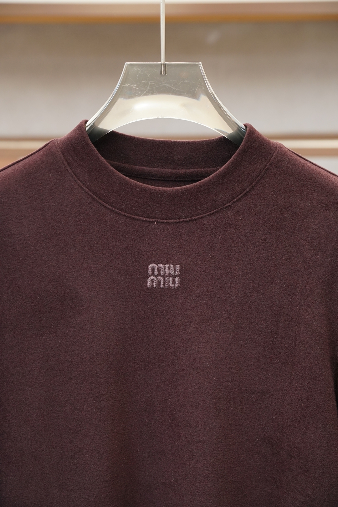 Miumiu-2025 秋冬 高货羊绒打底衫保暖性巨强，一件顶几件。简奢休闲风☀️☀️轻奢纯色刺绣Log