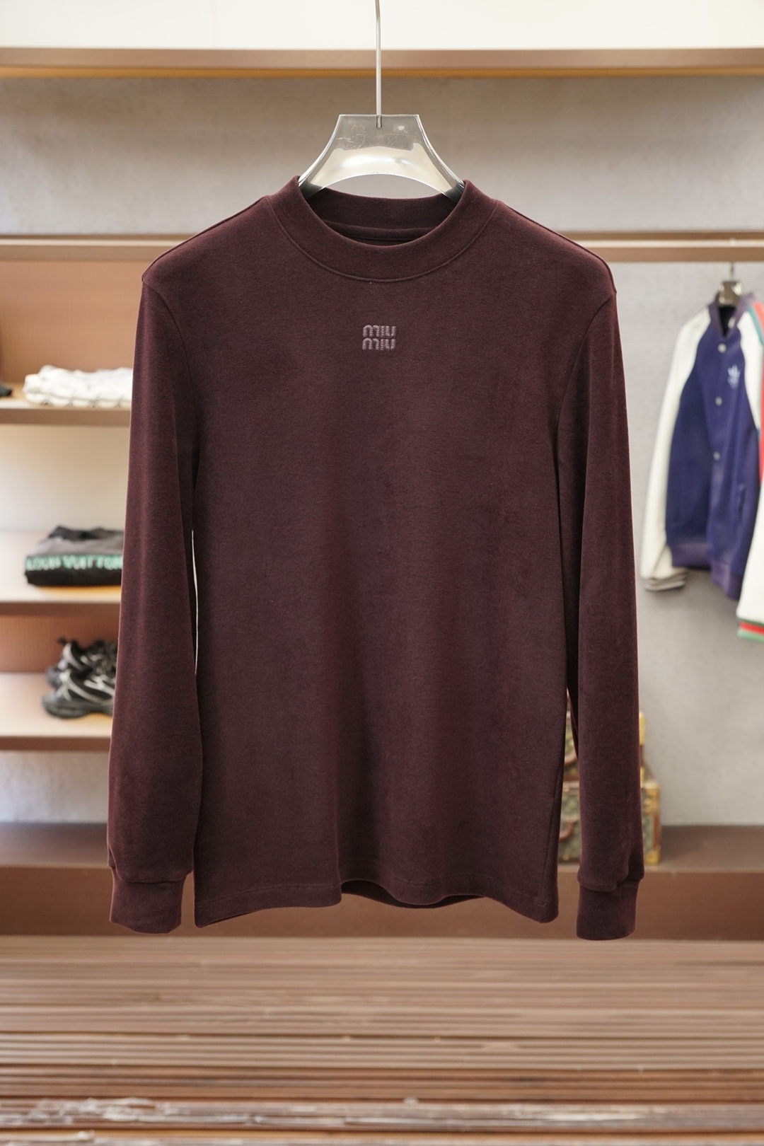 Miumiu-2025 秋冬 高货羊绒打底衫保暖性巨强，一件顶几件。简奢休闲风☀️☀️轻奢纯色刺绣Log