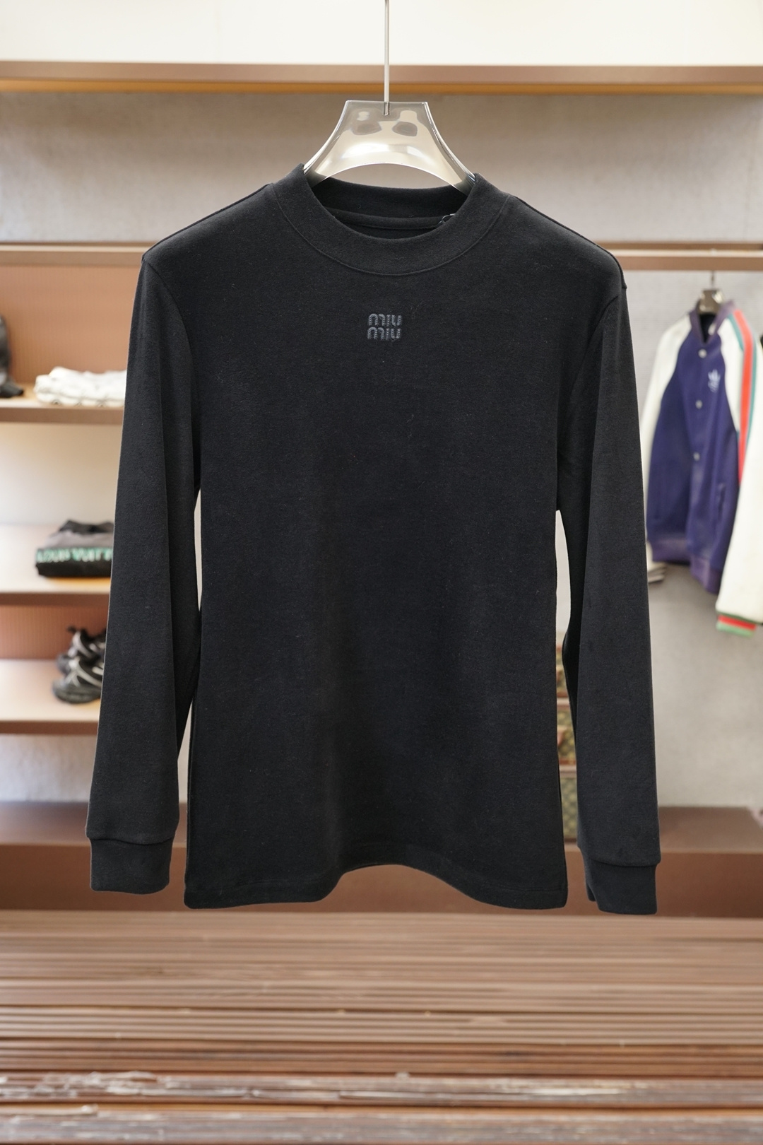 Miumiu-2025 秋冬 高货羊绒打底衫保暖性巨强，一件顶几件。简奢休闲风☀️☀️轻奢纯色刺绣Log