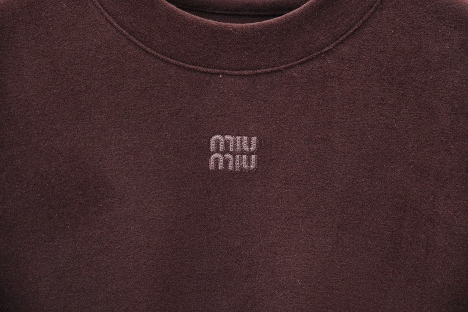 Miumiu-2025 秋冬 高货羊绒打底衫保暖性巨强，一件顶几件。简奢休闲风☀️☀️轻奢纯色刺绣Log