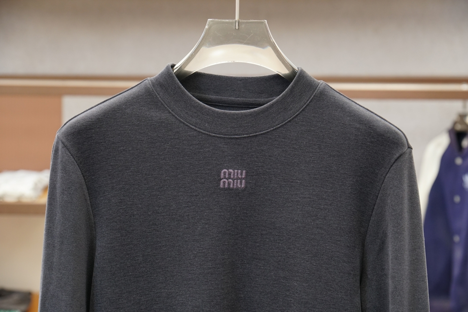 Miumiu-2025 秋冬 高货羊绒打底衫保暖性巨强，一件顶几件。简奢休闲风☀️☀️轻奢纯色刺绣Log