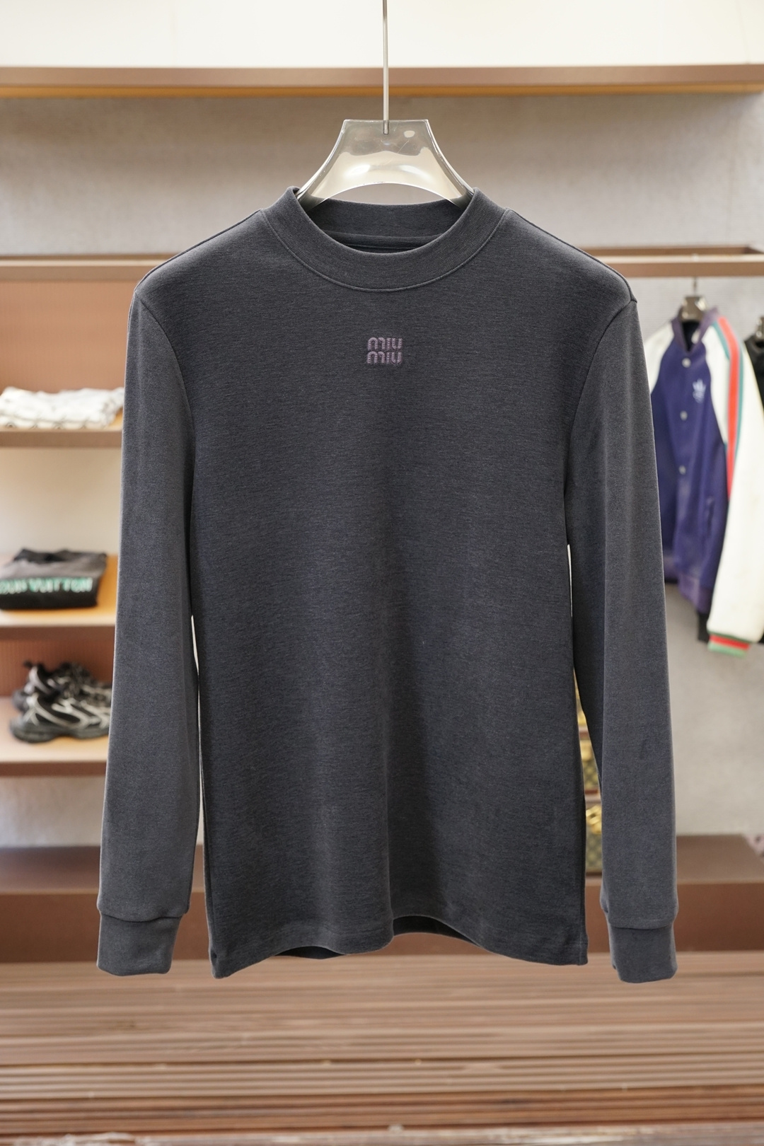 Miumiu-2025 秋冬 高货羊绒打底衫保暖性巨强，一件顶几件。简奢休闲风☀️☀️轻奢纯色刺绣Log