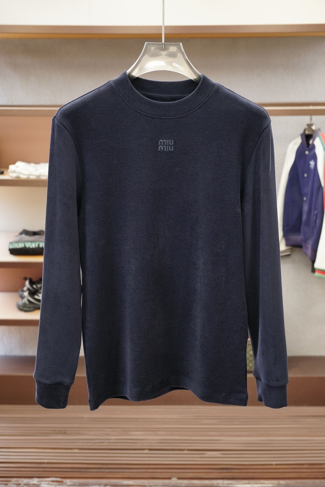 Miumiu-2025 秋冬 高货羊绒打底衫保暖性巨强，一件顶几件。简奢休闲风☀️☀️轻奢纯色刺绣Log