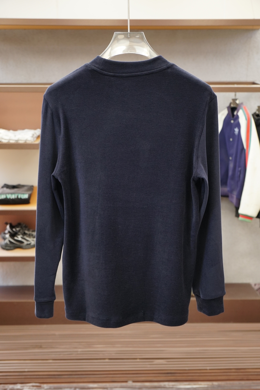 Miumiu-2025 秋冬 高货羊绒打底衫保暖性巨强，一件顶几件。简奢休闲风☀️☀️轻奢纯色刺绣Log