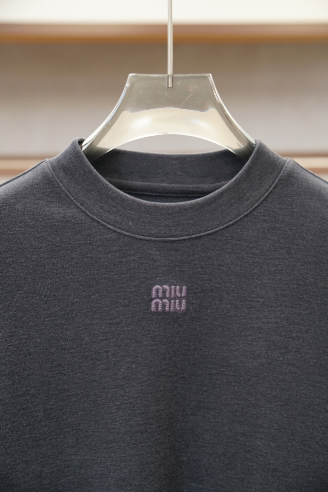 Miumiu-2025 秋冬 高货羊绒打底衫保暖性巨强，一件顶几件。简奢休闲风☀️☀️轻奢纯色刺绣Log