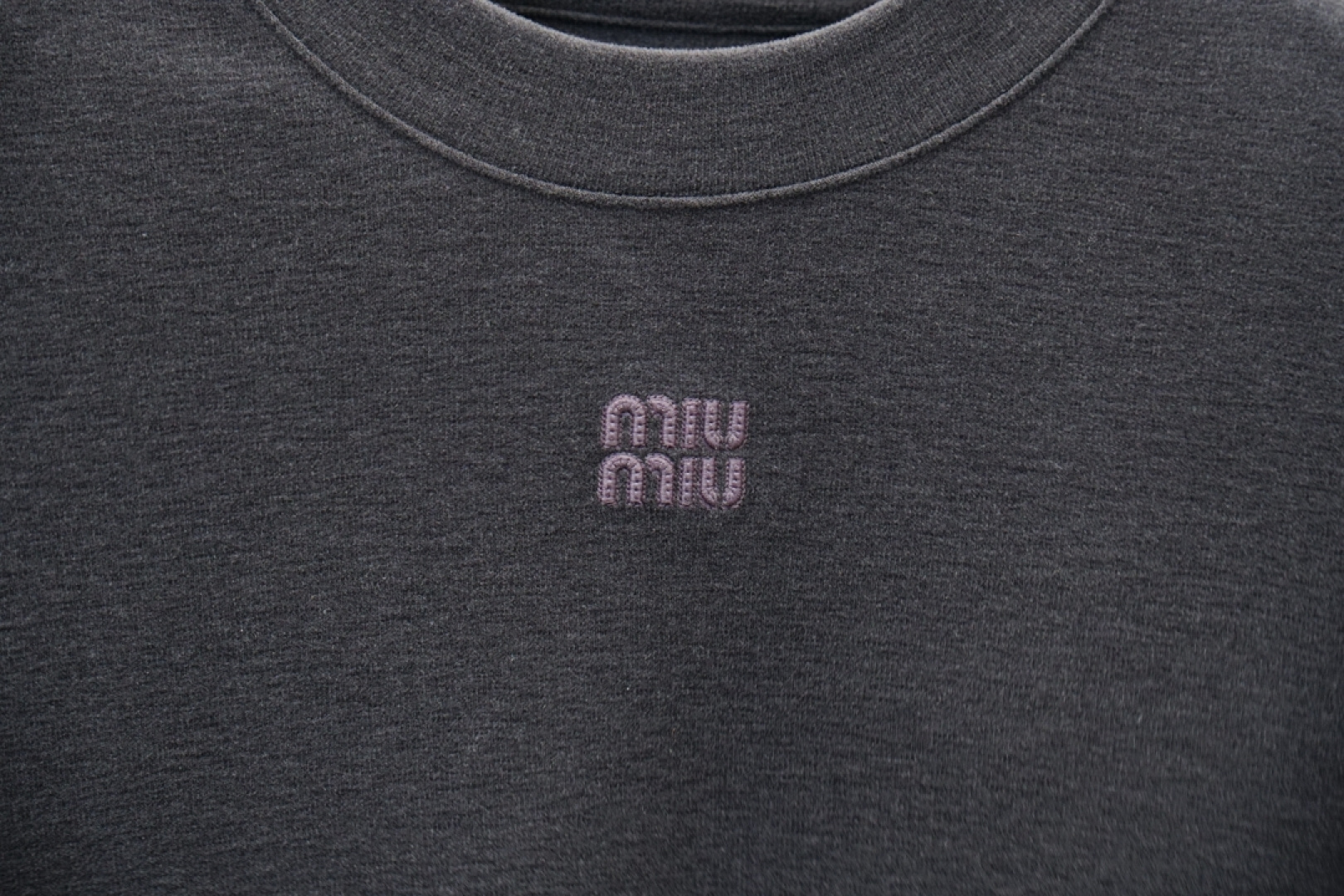 Miumiu-2025 秋冬 高货羊绒打底衫保暖性巨强，一件顶几件。简奢休闲风☀️☀️轻奢纯色刺绣Log