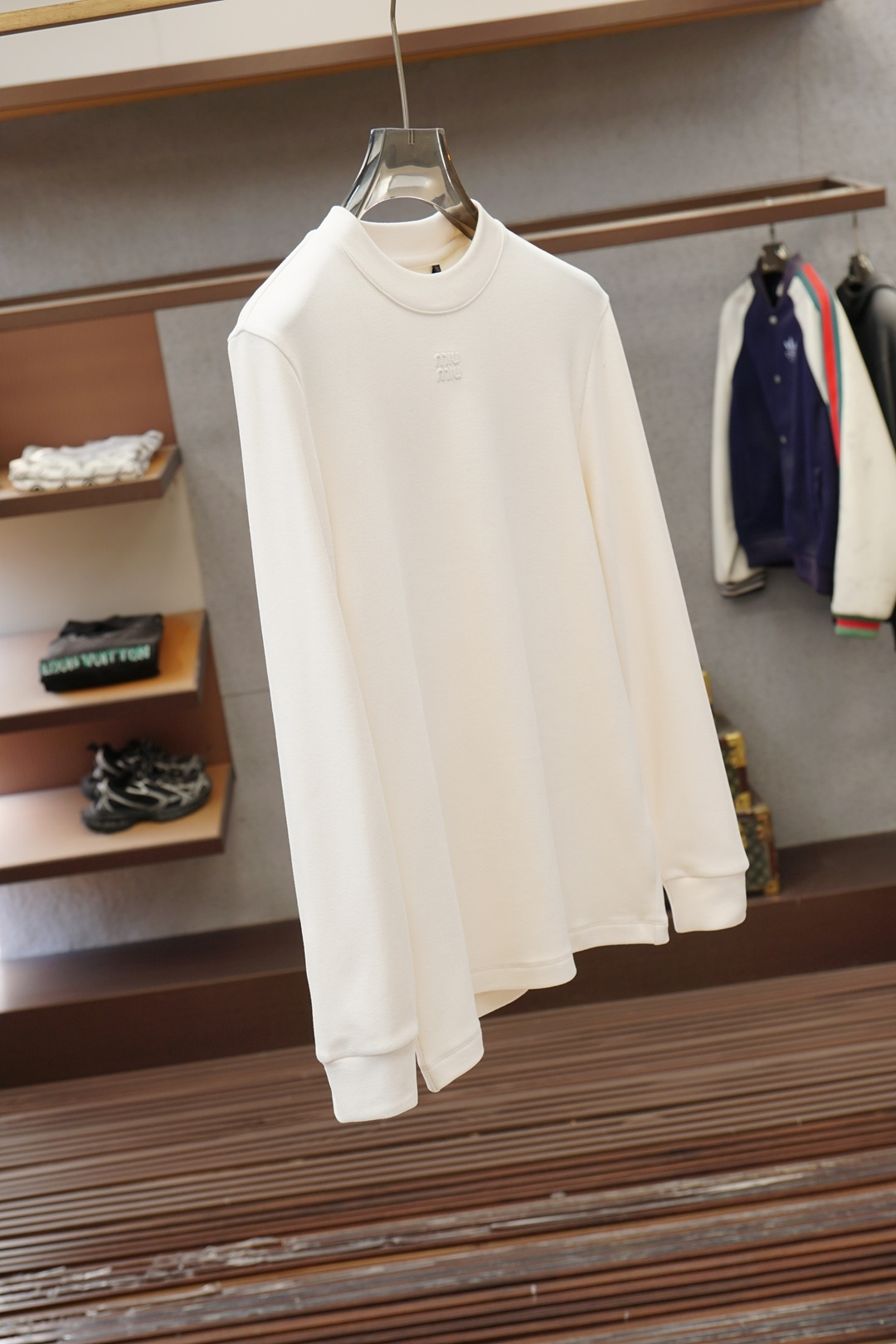 Miumiu-2025 秋冬 高货羊绒打底衫保暖性巨强，一件顶几件。简奢休闲风☀️☀️轻奢纯色刺绣Log