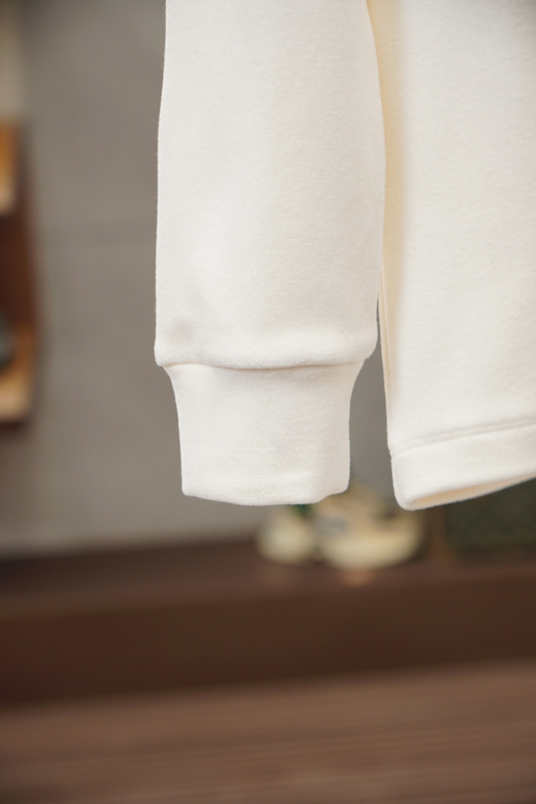 Miumiu-2025 秋冬 高货羊绒打底衫保暖性巨强，一件顶几件。简奢休闲风☀️☀️轻奢纯色刺绣Log