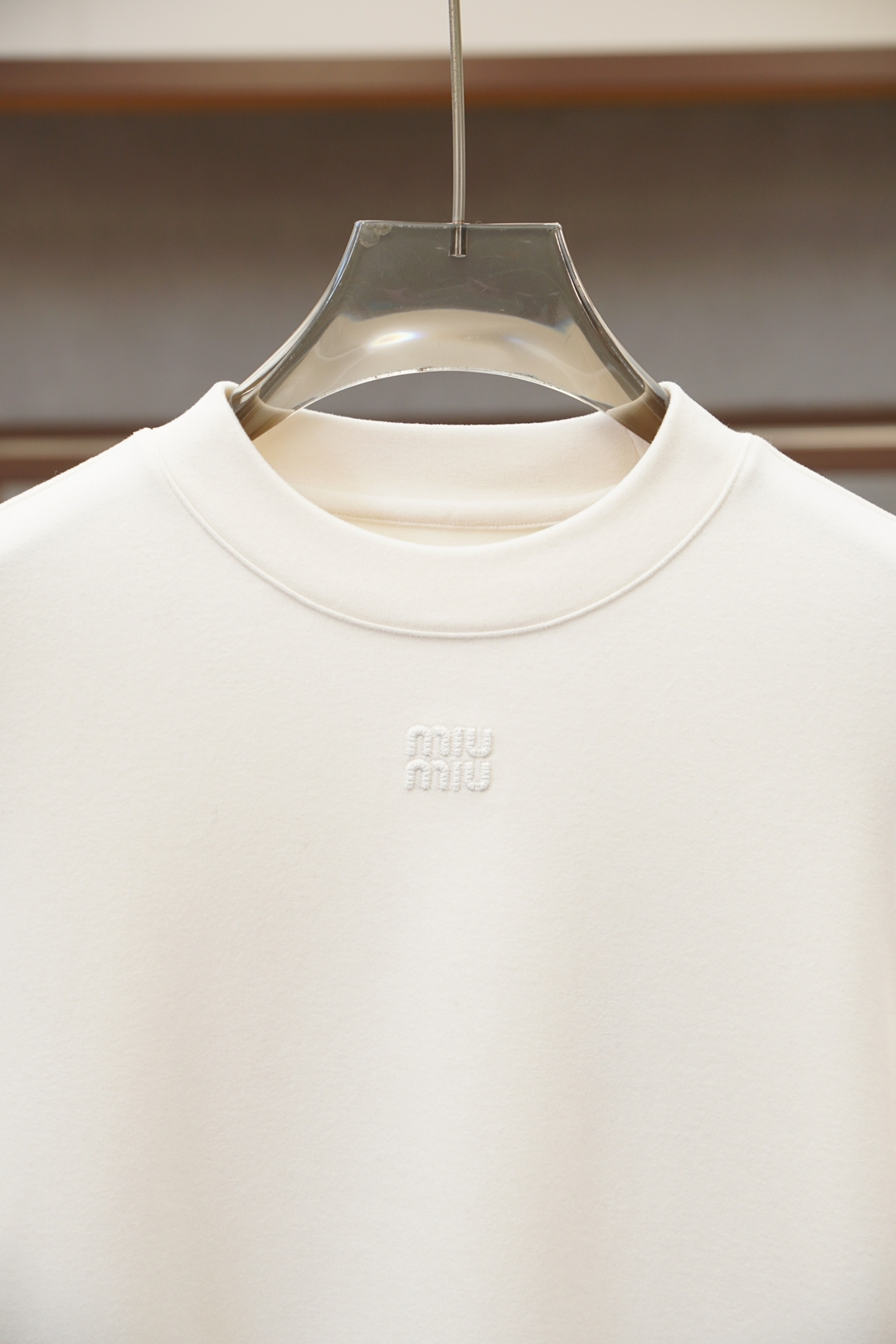 Miumiu-2025 秋冬 高货羊绒打底衫保暖性巨强，一件顶几件。简奢休闲风☀️☀️轻奢纯色刺绣Log