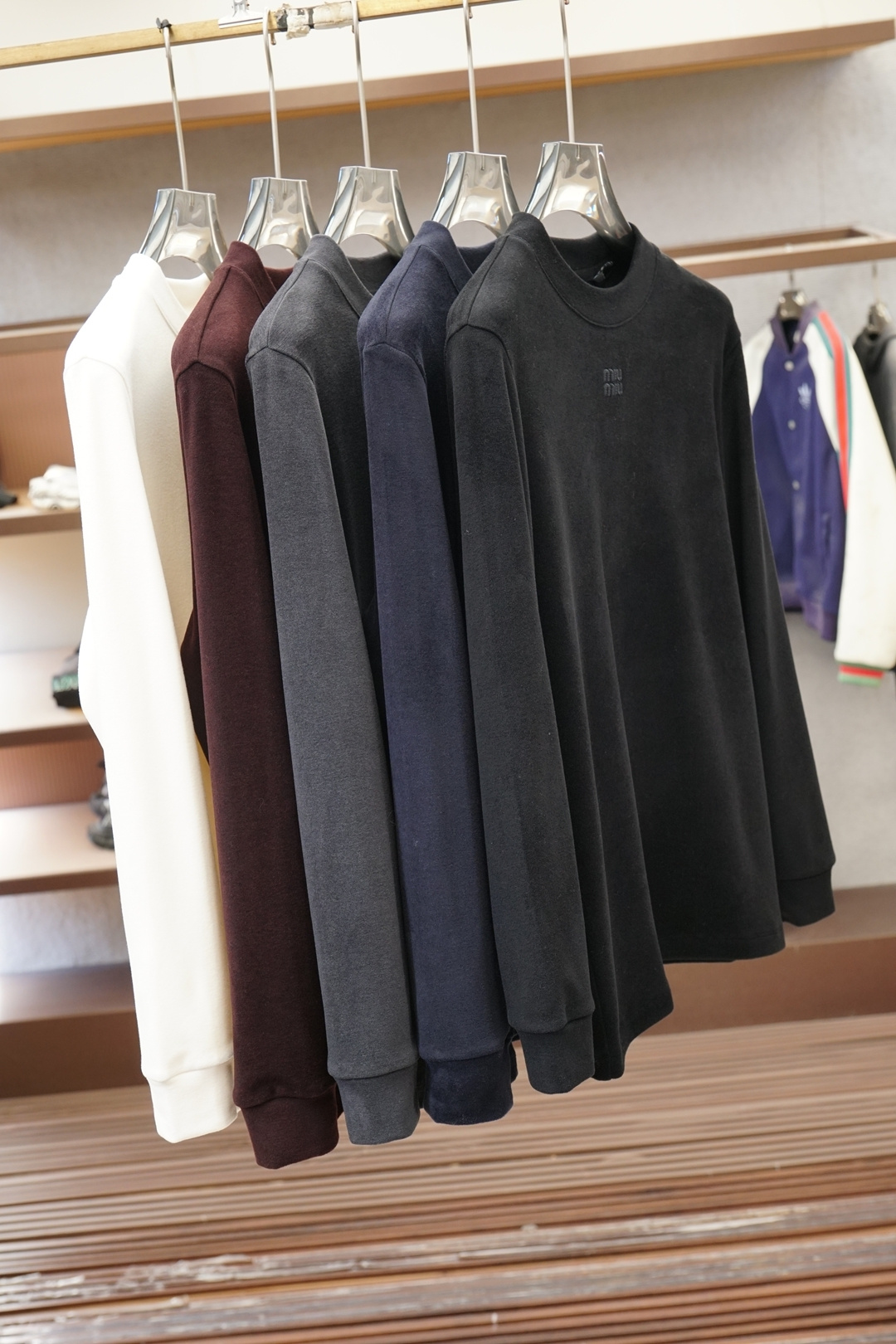 Miumiu-2025 秋冬 高货羊绒打底衫保暖性巨强，一件顶几件。简奢休闲风☀️☀️轻奢纯色刺绣Log