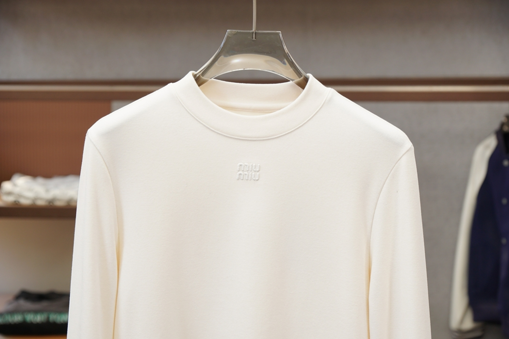 Miumiu-2025 秋冬 高货羊绒打底衫保暖性巨强，一件顶几件。简奢休闲风☀️☀️轻奢纯色刺绣Log