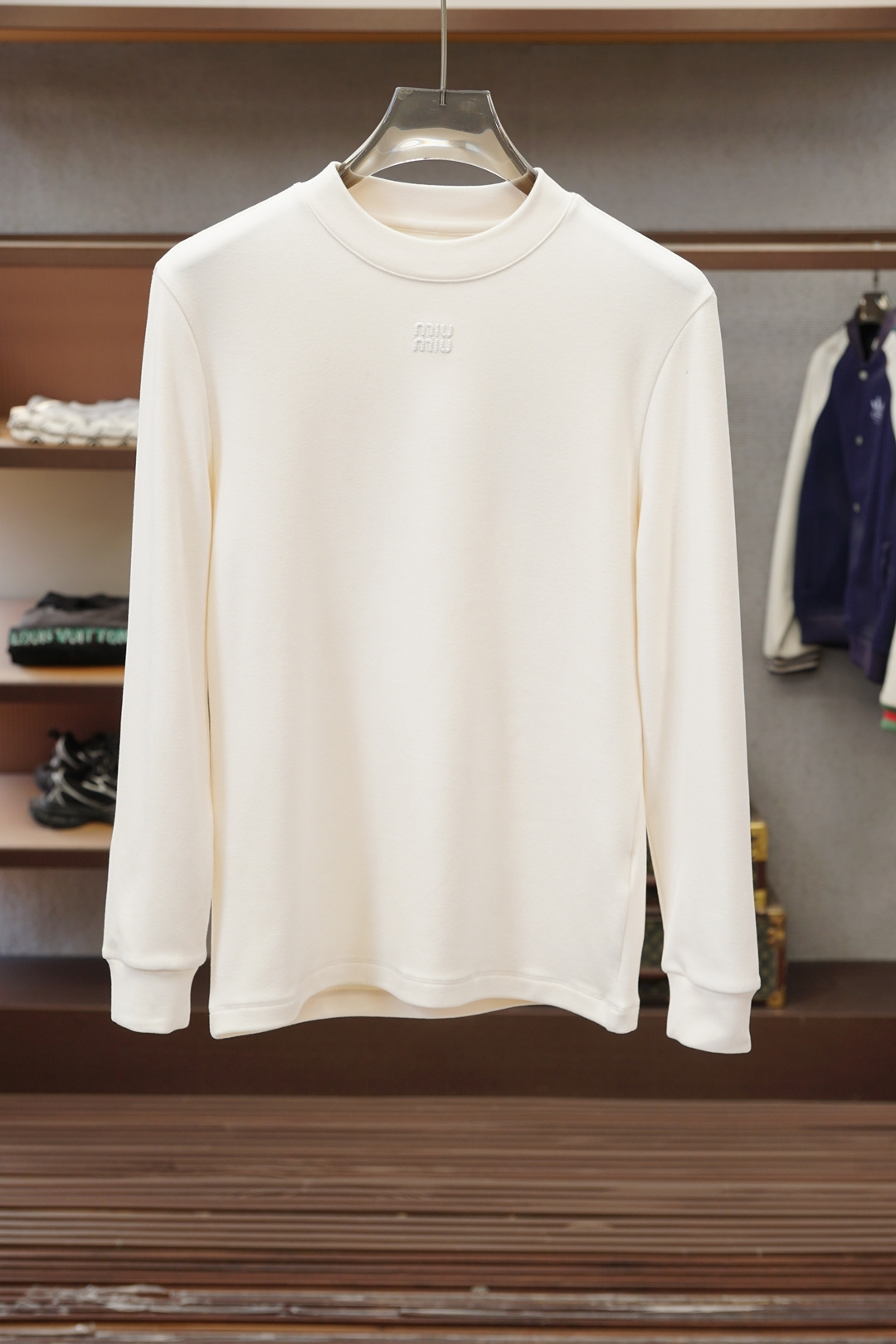 Miumiu-2025 秋冬 高货羊绒打底衫保暖性巨强，一件顶几件。简奢休闲风☀️☀️轻奢纯色刺绣Log