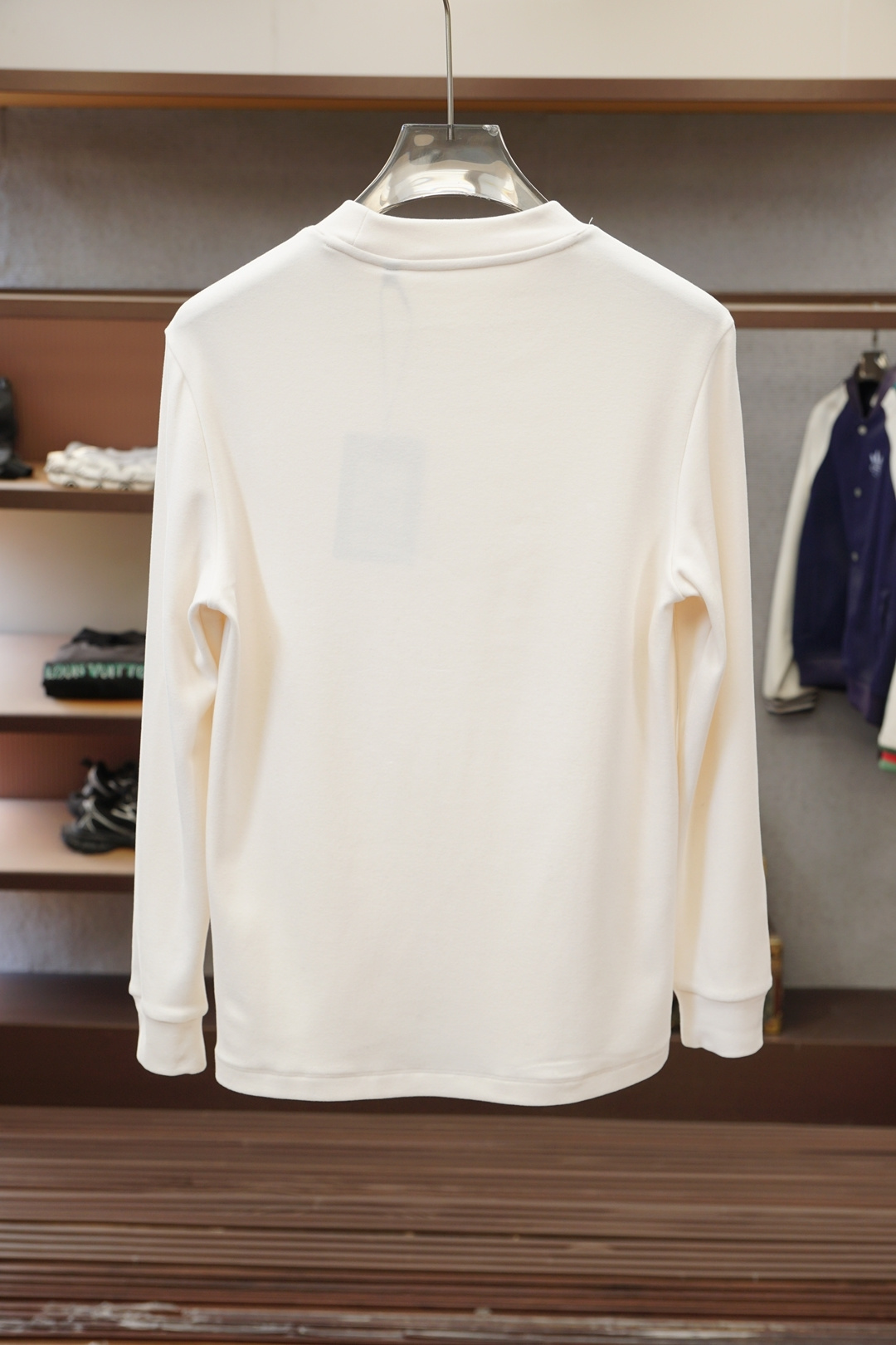 Miumiu-2025 秋冬 高货羊绒打底衫保暖性巨强，一件顶几件。简奢休闲风☀️☀️轻奢纯色刺绣Log