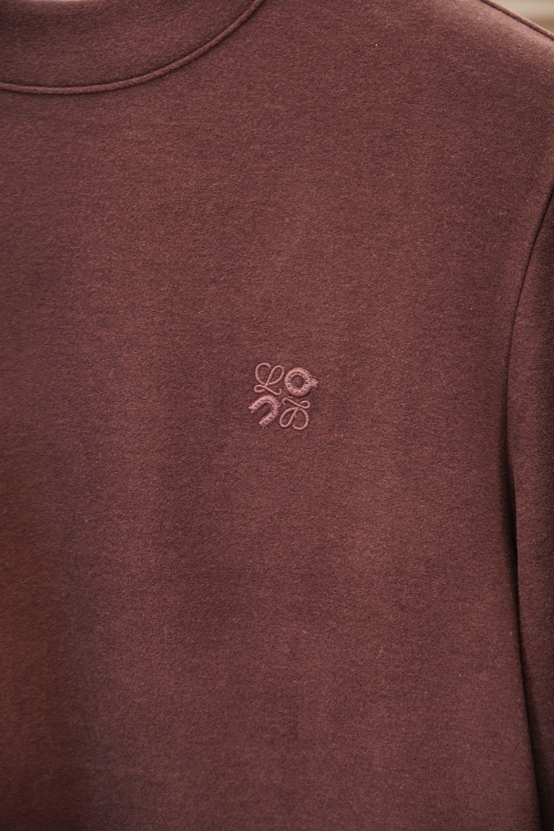 Loewe罗意威-2025 秋冬 高货羊绒打底衫保暖性巨强，一件顶几件。简奢休闲风☀️☀️轻奢纯色刺绣L