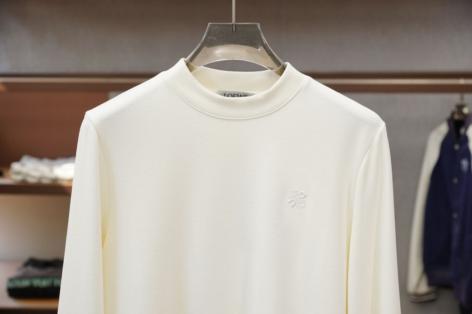 Loewe罗意威-2025 秋冬 高货羊绒打底衫保暖性巨强，一件顶几件。简奢休闲风☀️☀️轻奢纯色刺绣L