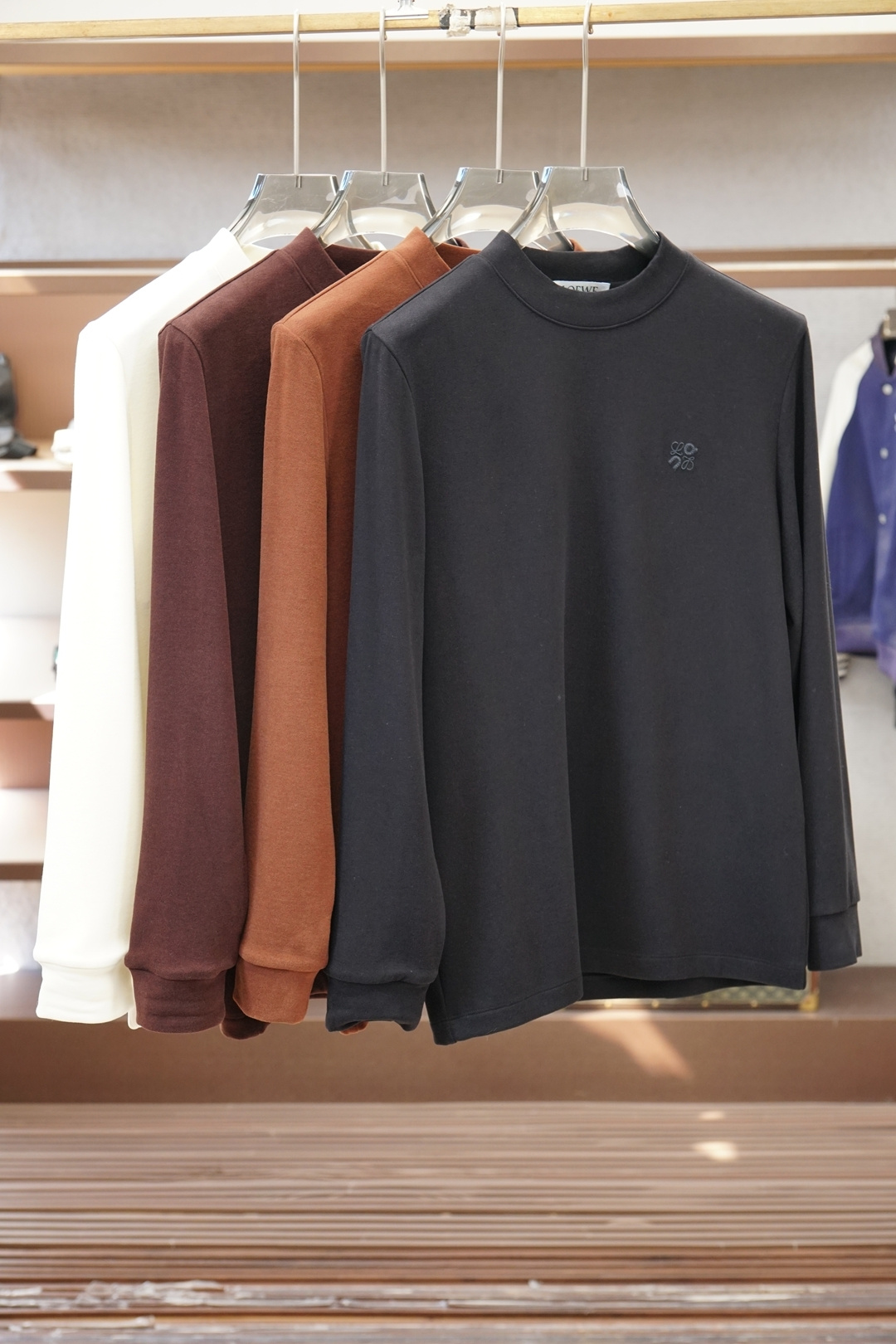 Loewe罗意威-2025 秋冬 高货羊绒打底衫保暖性巨强，一件顶几件。简奢休闲风☀️☀️轻奢纯色刺绣L