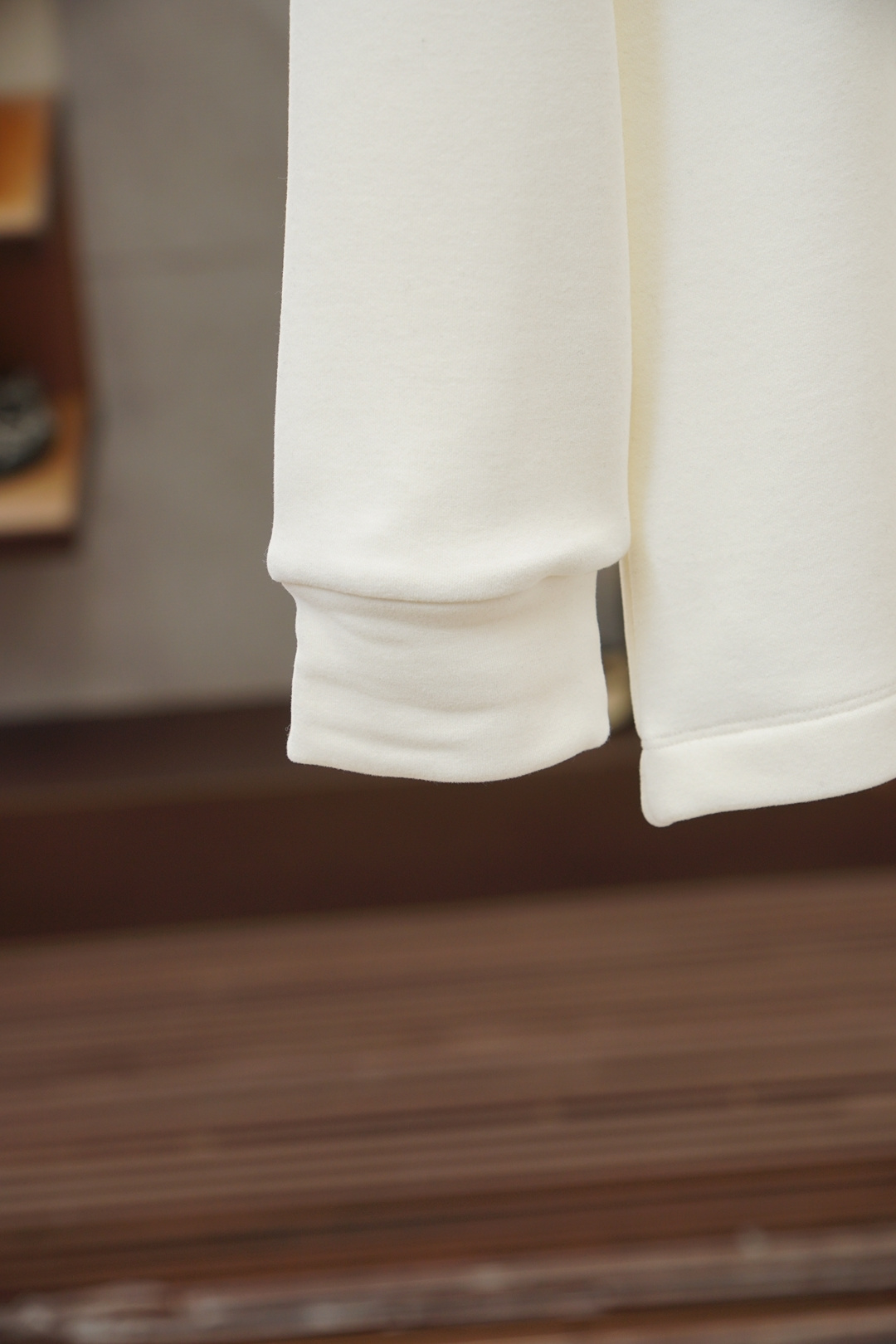 Loewe罗意威-2025 秋冬 高货羊绒打底衫保暖性巨强，一件顶几件。简奢休闲风☀️☀️轻奢纯色刺绣L