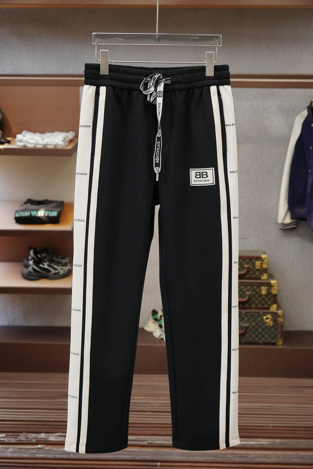 巴黎世家25秋冬 🌟🌟男士精品休闲裤.意大利🇮🇹进口面料，最新款上身版型无敌正!绝对可以闭眼收的一款此款