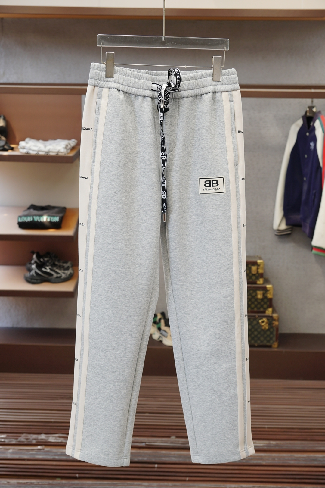 巴黎世家25秋冬 🌟🌟男士精品休闲裤.意大利🇮🇹进口面料，最新款上身版型无敌正!绝对可以闭眼收的一款此款