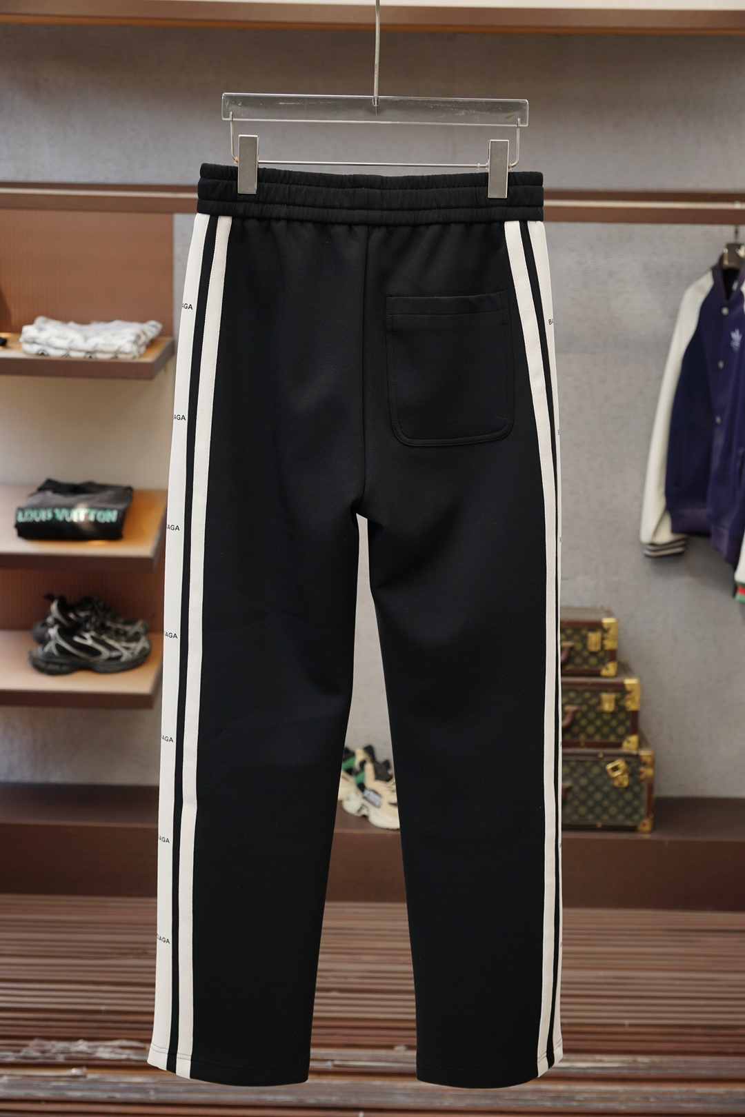 巴黎世家25秋冬 🌟🌟男士精品休闲裤.意大利🇮🇹进口面料，最新款上身版型无敌正!绝对可以闭眼收的一款此款