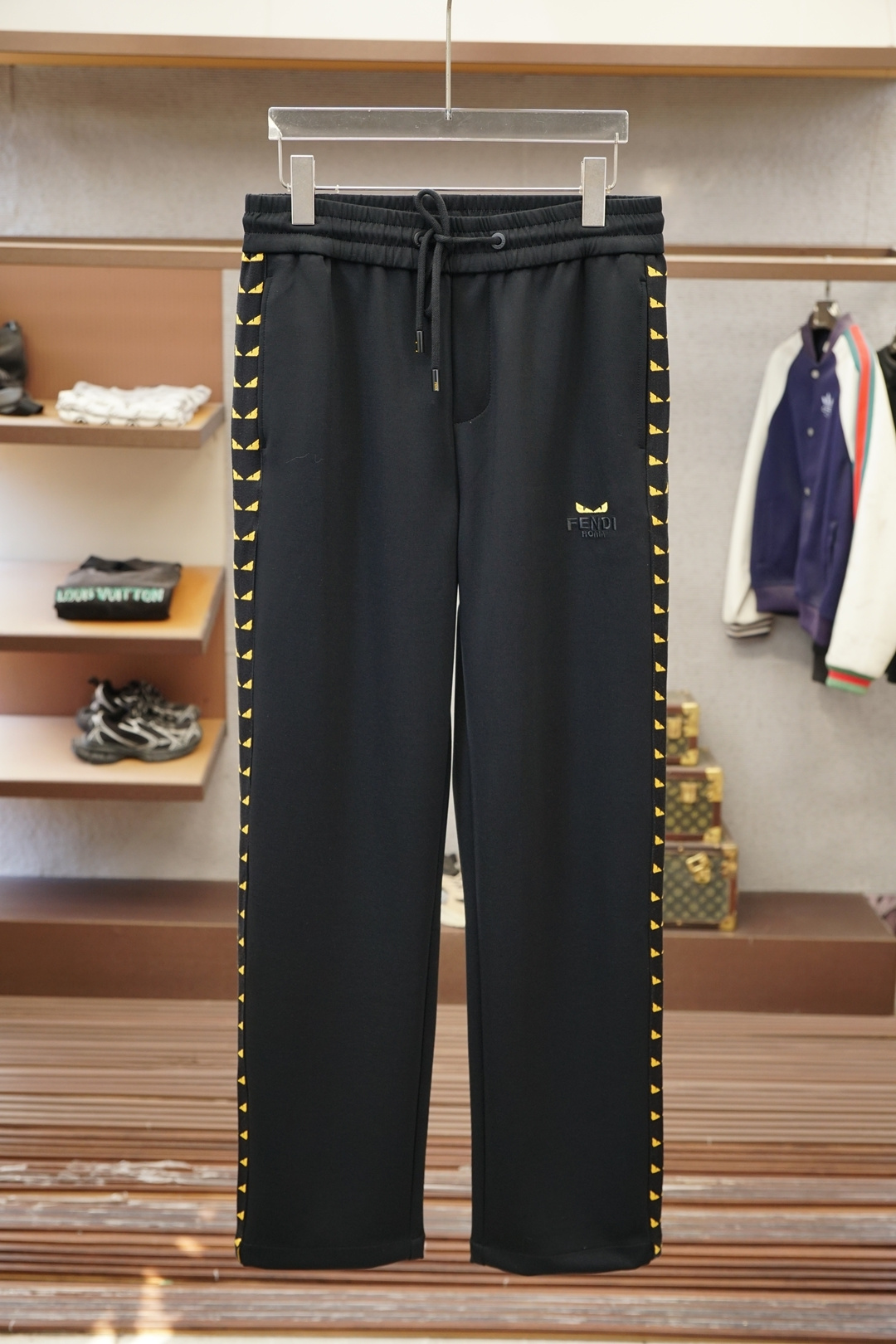 Fendi芬迪/25秋冬 🌟🌟男士精品休闲裤.意大利🇮🇹进口面料，最新款上身版型无敌正!绝对可以闭眼收的