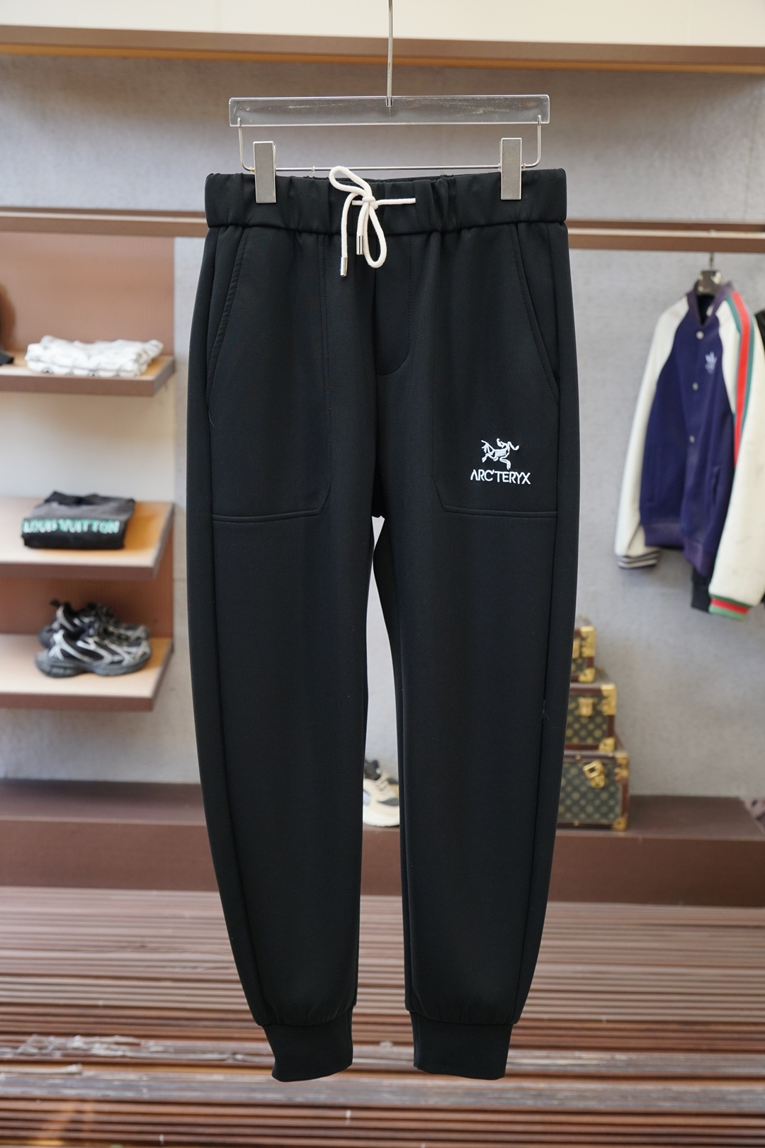 始祖鸟/25秋冬 🌟🌟男士精品休闲裤.意大利🇮🇹进口面料，最新款上身版型无敌正!绝对可以闭眼收的一款此款