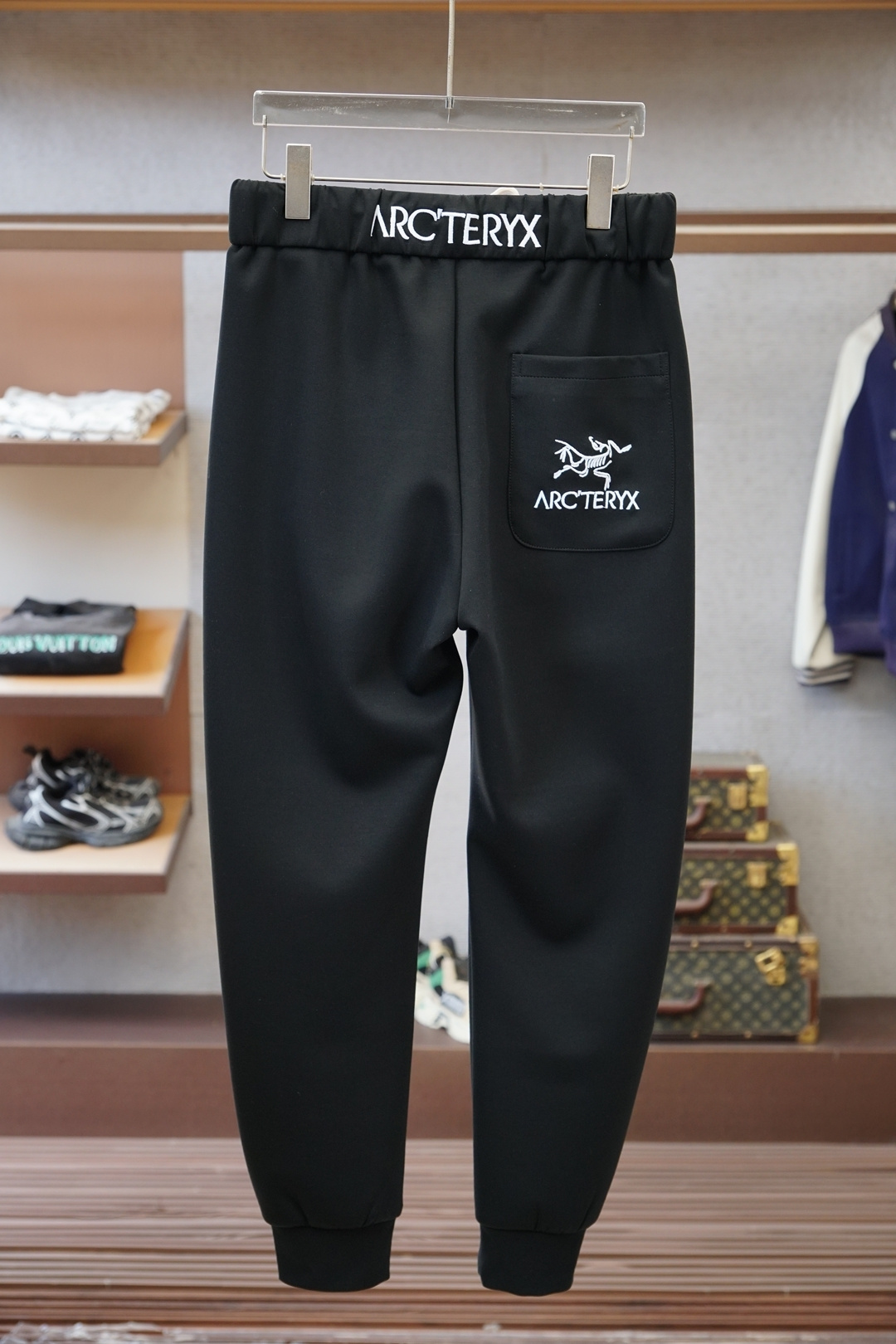 始祖鸟/25秋冬 🌟🌟男士精品休闲裤.意大利🇮🇹进口面料，最新款上身版型无敌正!绝对可以闭眼收的一款此款