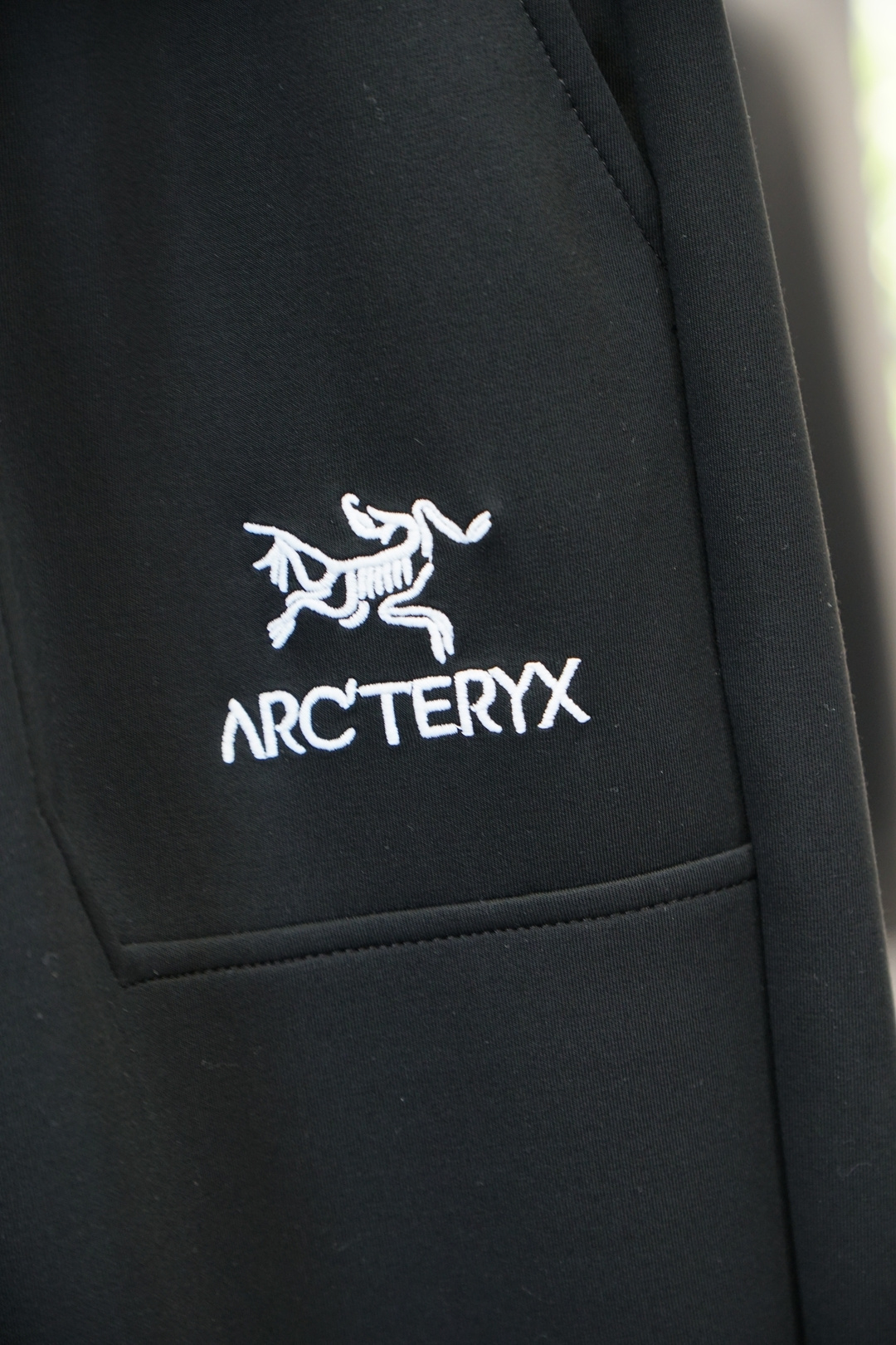 始祖鸟/25秋冬 🌟🌟男士精品休闲裤.意大利🇮🇹进口面料，最新款上身版型无敌正!绝对可以闭眼收的一款此款