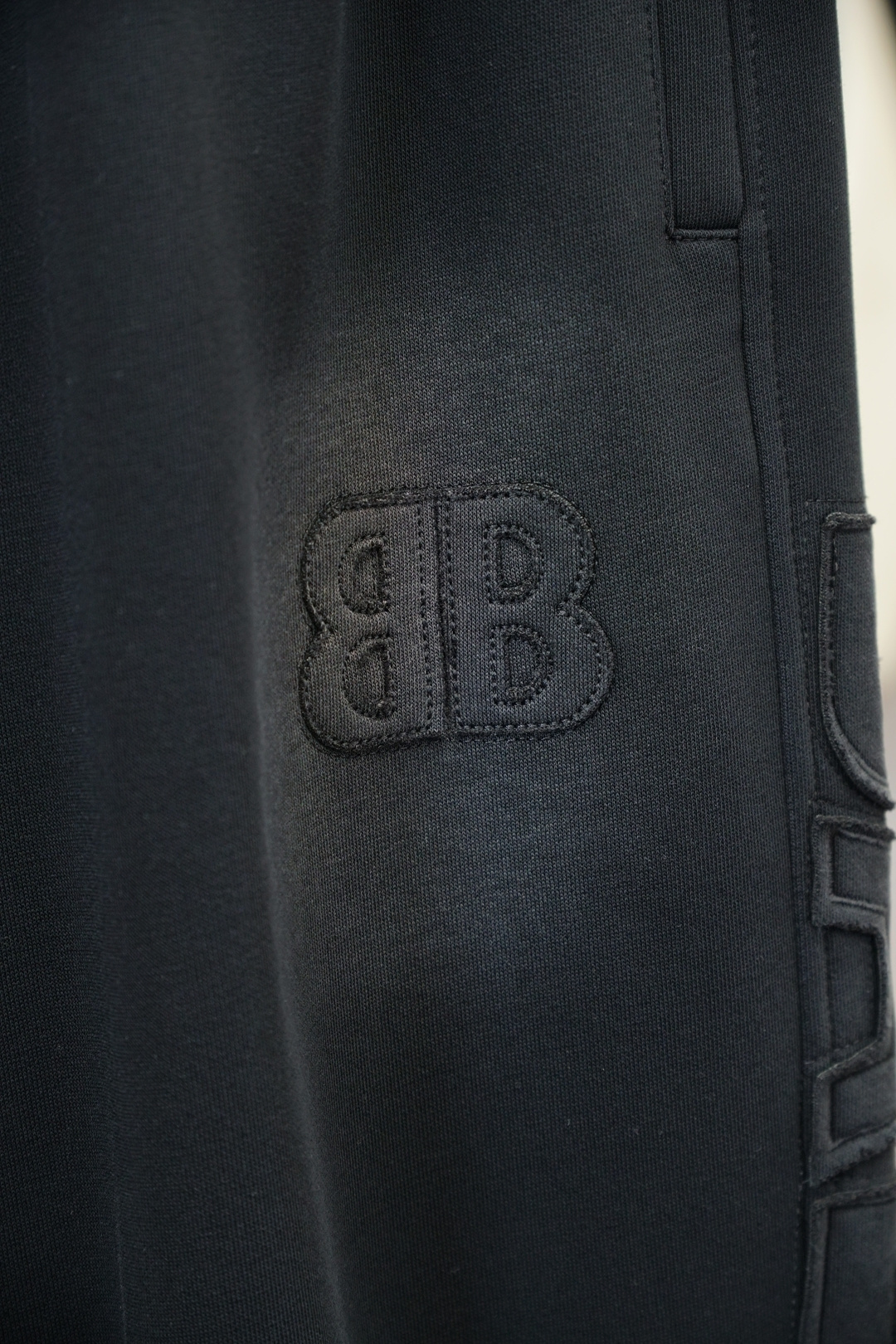 巴黎世家-25秋冬 🌟🌟男士精品休闲裤.意大利🇮🇹进口面料，最新款上身版型无敌正!绝对可以闭眼收的一款此