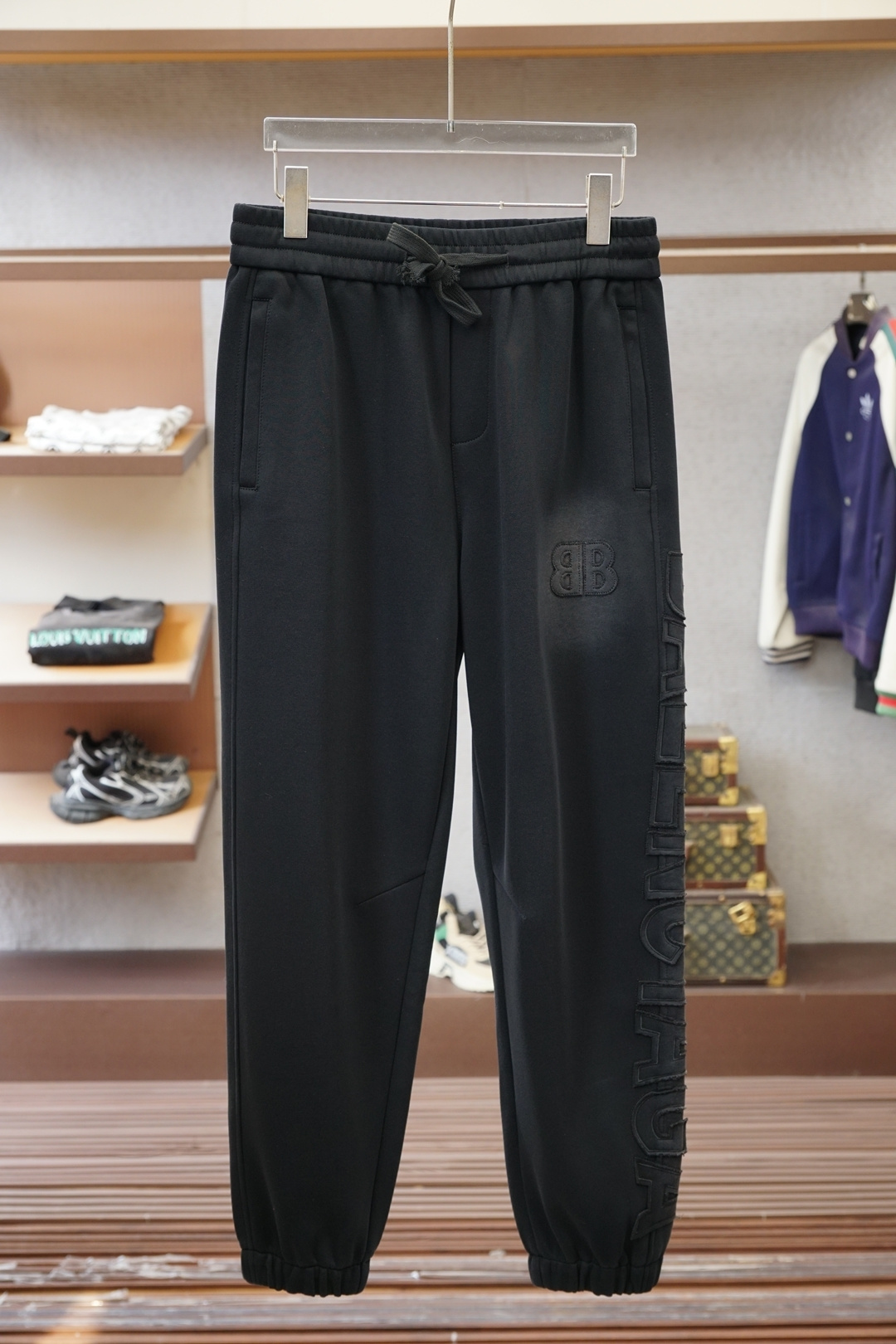 巴黎世家-25秋冬 🌟🌟男士精品休闲裤.意大利🇮🇹进口面料，最新款上身版型无敌正!绝对可以闭眼收的一款此