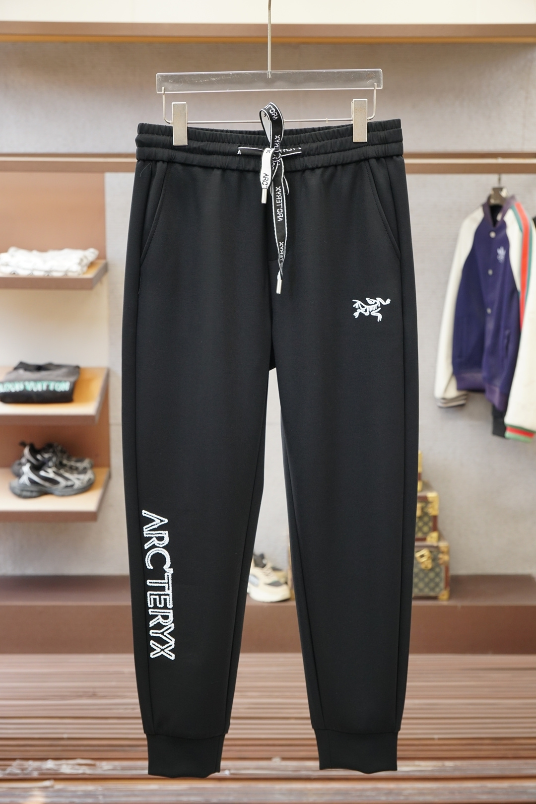 始祖鸟-25秋冬 🌟🌟男士精品休闲裤.意大利🇮🇹进口面料，最新款上身版型无敌正!绝对可以闭眼收的一款此款