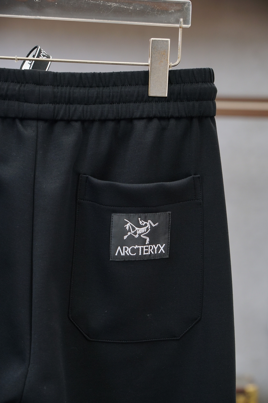 始祖鸟-25秋冬 🌟🌟男士精品休闲裤.意大利🇮🇹进口面料，最新款上身版型无敌正!绝对可以闭眼收的一款此款