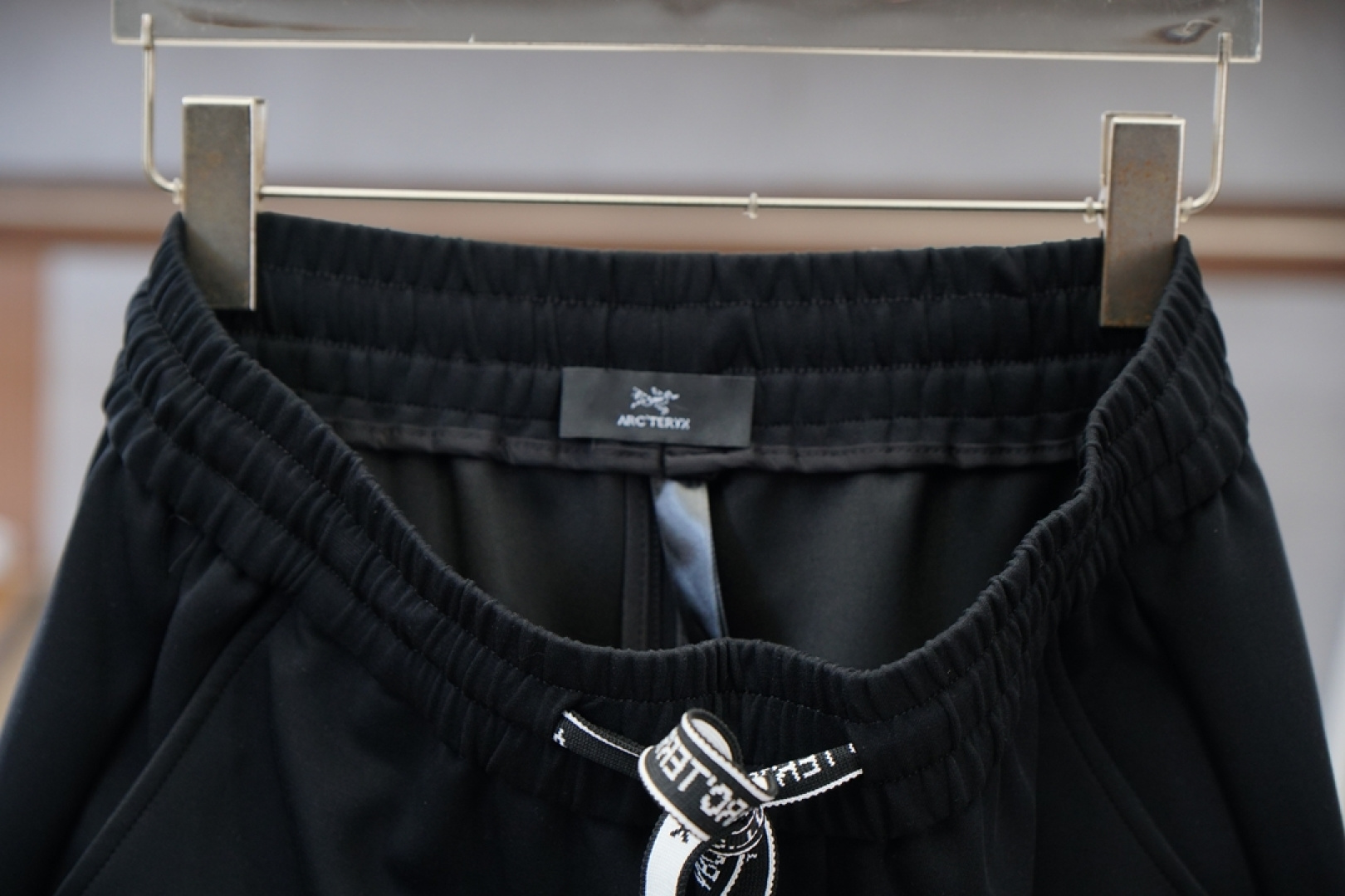 始祖鸟-25秋冬 🌟🌟男士精品休闲裤.意大利🇮🇹进口面料，最新款上身版型无敌正!绝对可以闭眼收的一款此款