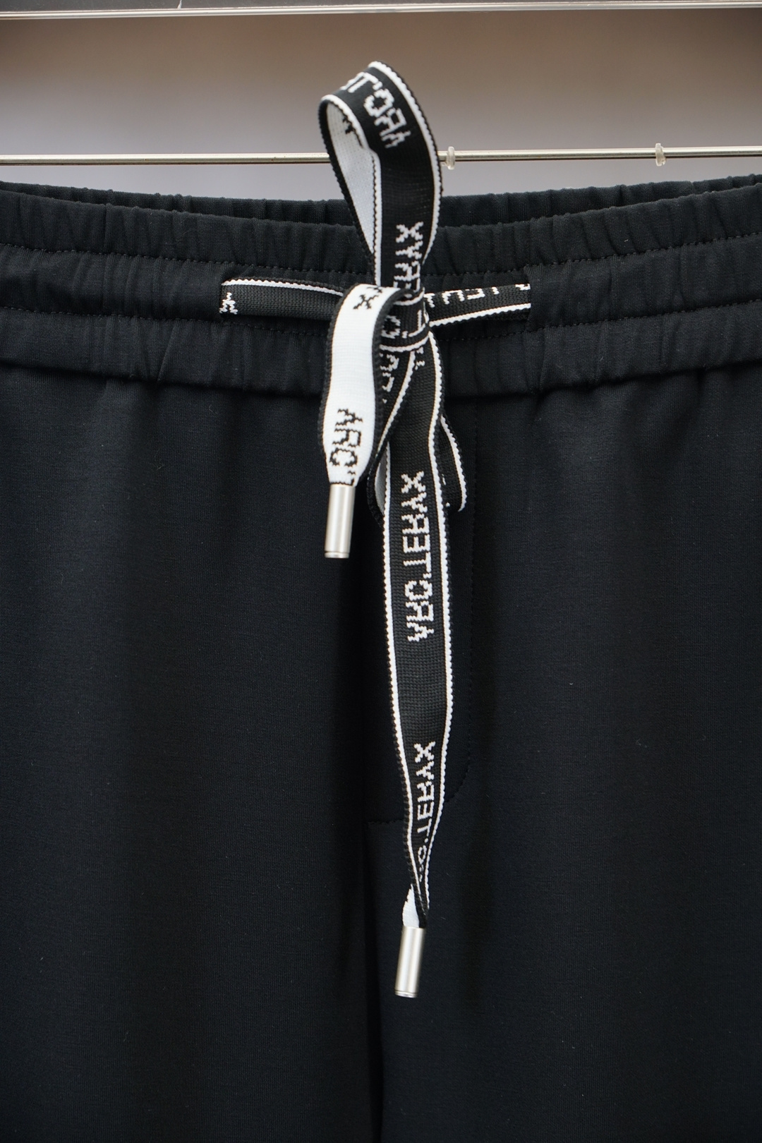 始祖鸟-25秋冬 🌟🌟男士精品休闲裤.意大利🇮🇹进口面料，最新款上身版型无敌正!绝对可以闭眼收的一款此款