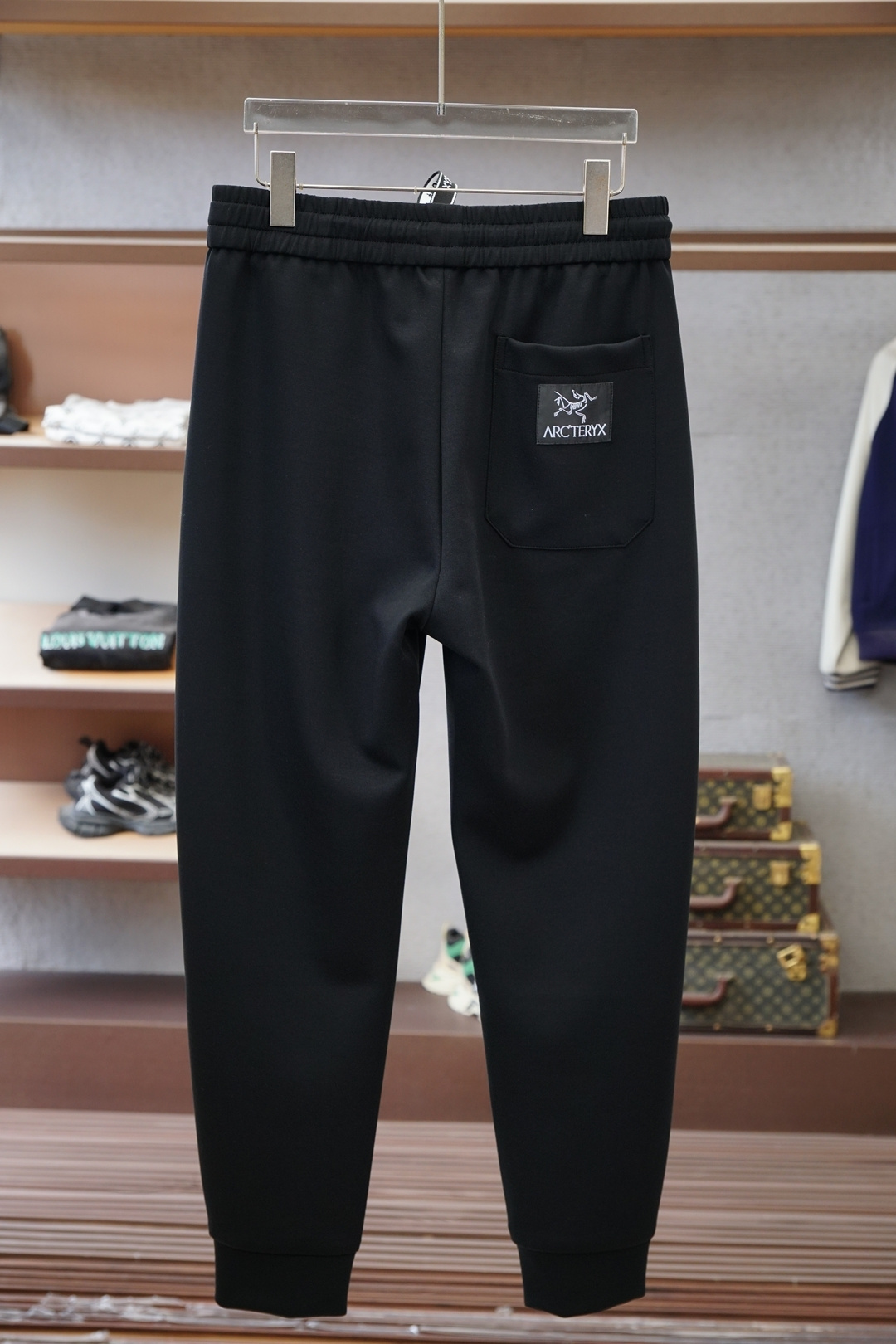 始祖鸟-25秋冬 🌟🌟男士精品休闲裤.意大利🇮🇹进口面料，最新款上身版型无敌正!绝对可以闭眼收的一款此款