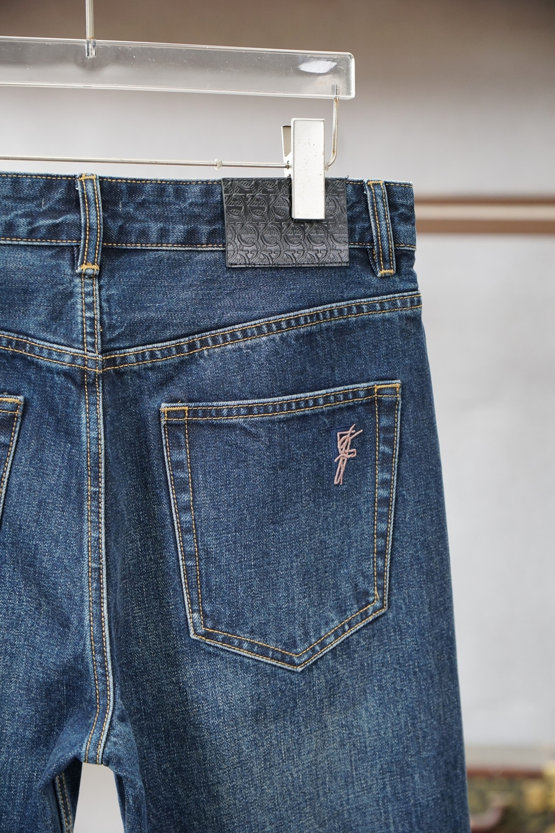 菲拉格慕/专柜限量25/秋冬新品 新品教父级洗水牛仔裤 奢华感25//ss官网专柜9000大洋新品热销 