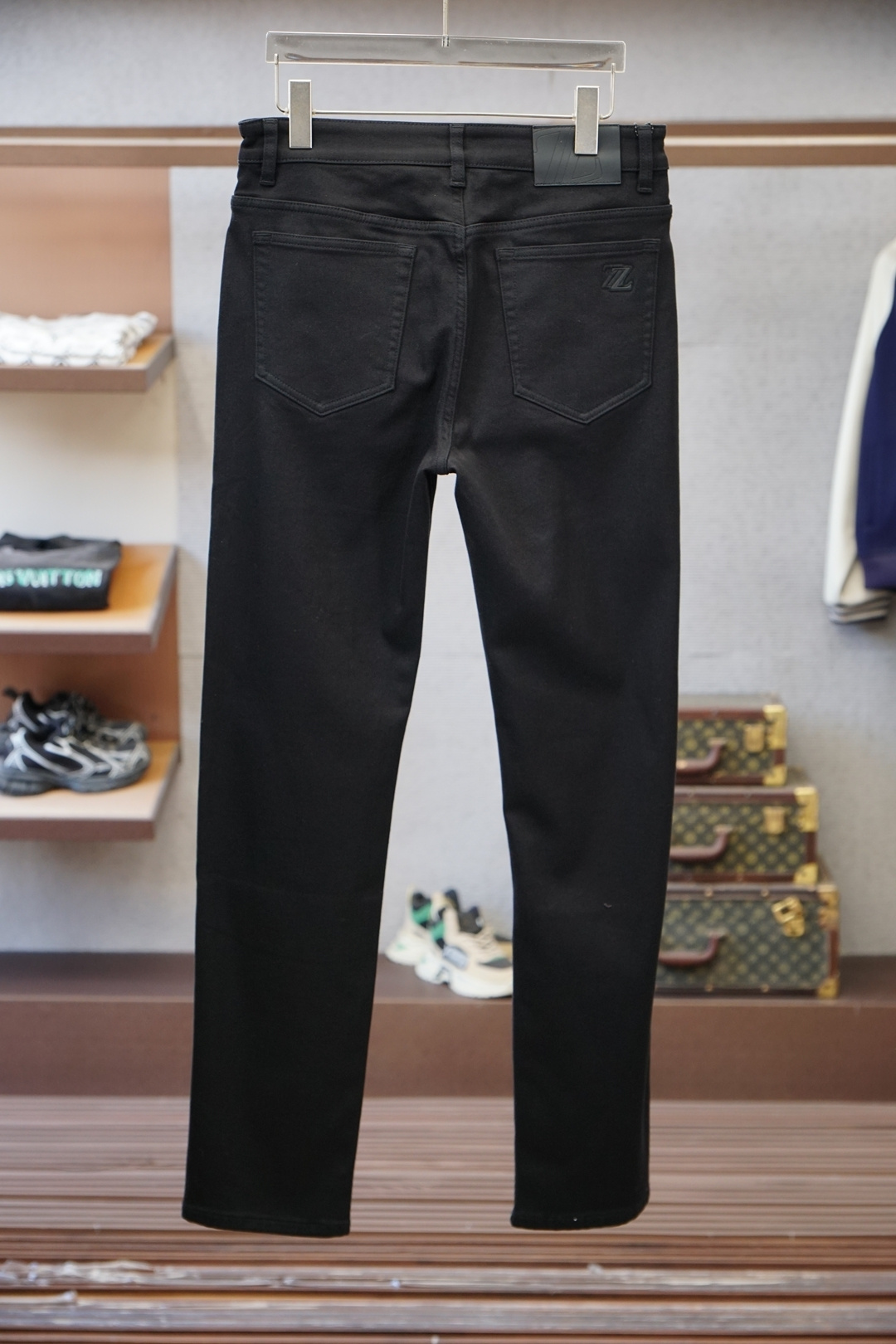 杰尼亚-25年秋冬火爆的老钱阿苏特成衣染匹马棉高级小直筒重磅男士牛仔裤！藏青色自带沉稳气质，这条常规款小