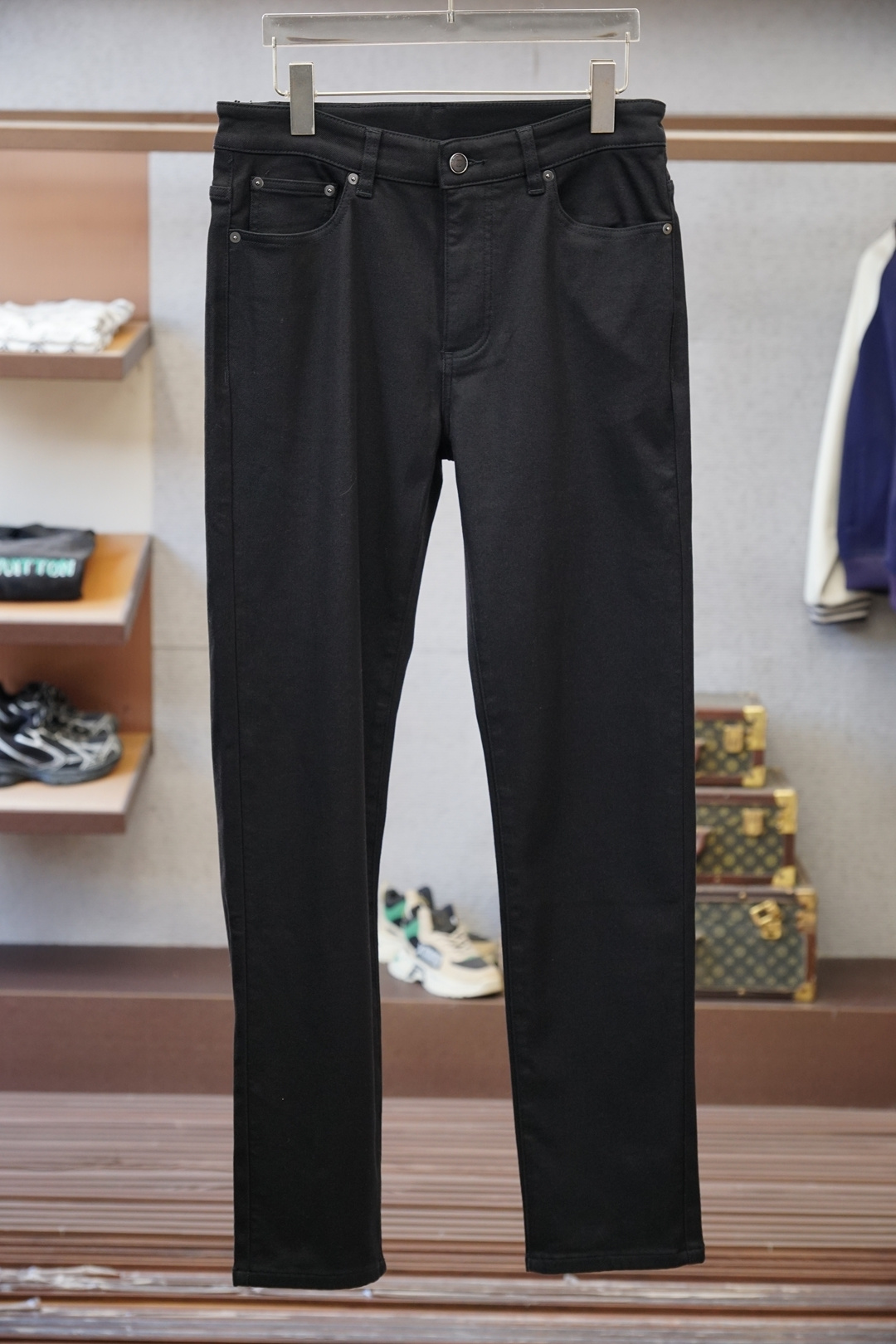 杰尼亚-25年秋冬火爆的老钱阿苏特成衣染匹马棉高级小直筒重磅男士牛仔裤！藏青色自带沉稳气质，这条常规款小