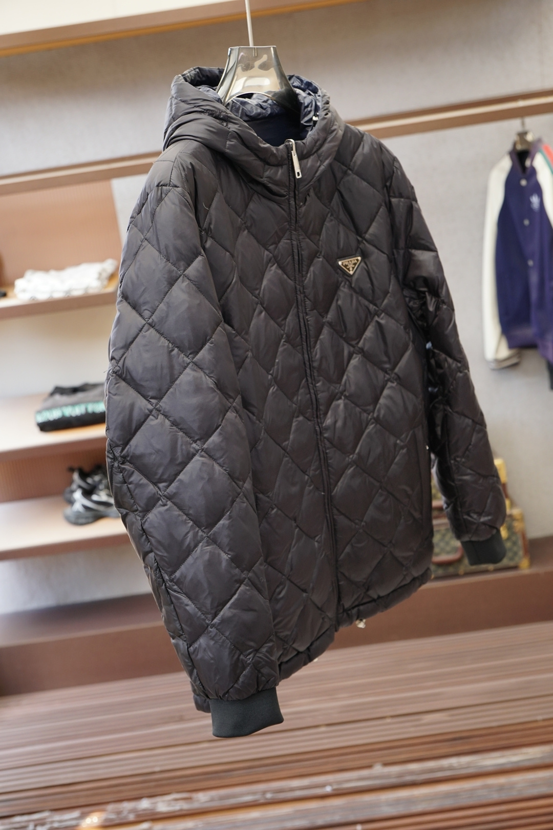 Prada普拉达/菱形格羽绒服外套经典菱格纹+轻薄面料，保暖又轻便!连帽设计+拉链开合，穿脱超方便，袖口