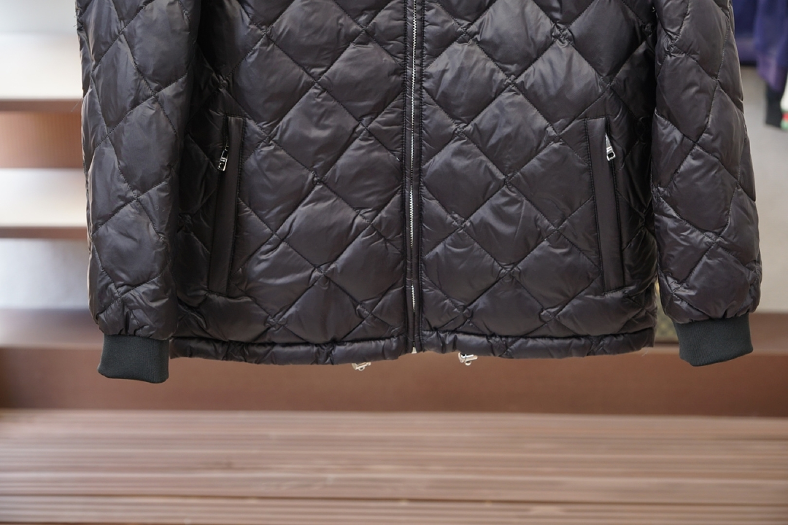 Prada普拉达/菱形格羽绒服外套经典菱格纹+轻薄面料，保暖又轻便!连帽设计+拉链开合，穿脱超方便，袖口