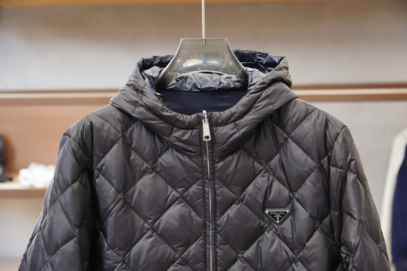 Prada普拉达/菱形格羽绒服外套经典菱格纹+轻薄面料，保暖又轻便!连帽设计+拉链开合，穿脱超方便，袖口