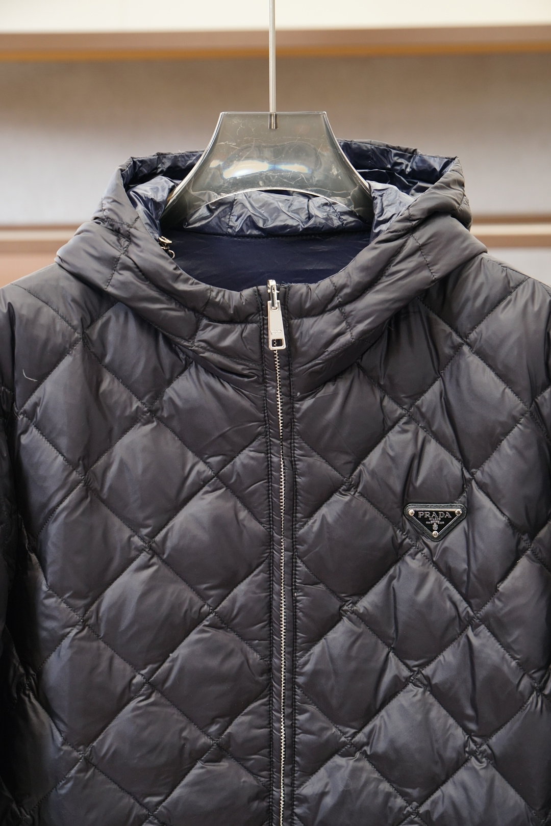Prada普拉达/菱形格羽绒服外套经典菱格纹+轻薄面料，保暖又轻便!连帽设计+拉链开合，穿脱超方便，袖口