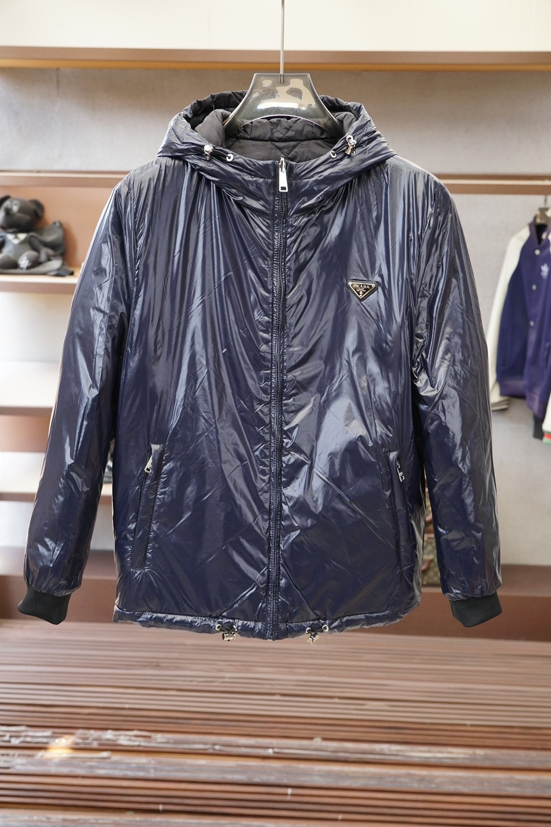 Prada普拉达/菱形格羽绒服外套经典菱格纹+轻薄面料，保暖又轻便!连帽设计+拉链开合，穿脱超方便，袖口