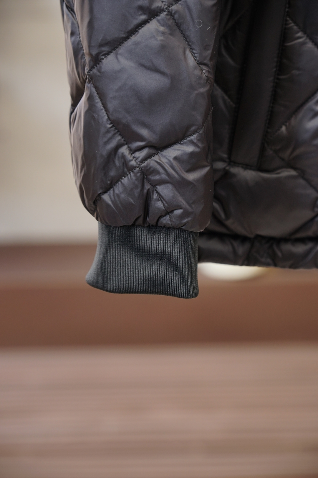 Prada普拉达/菱形格羽绒服外套经典菱格纹+轻薄面料，保暖又轻便!连帽设计+拉链开合，穿脱超方便，袖口