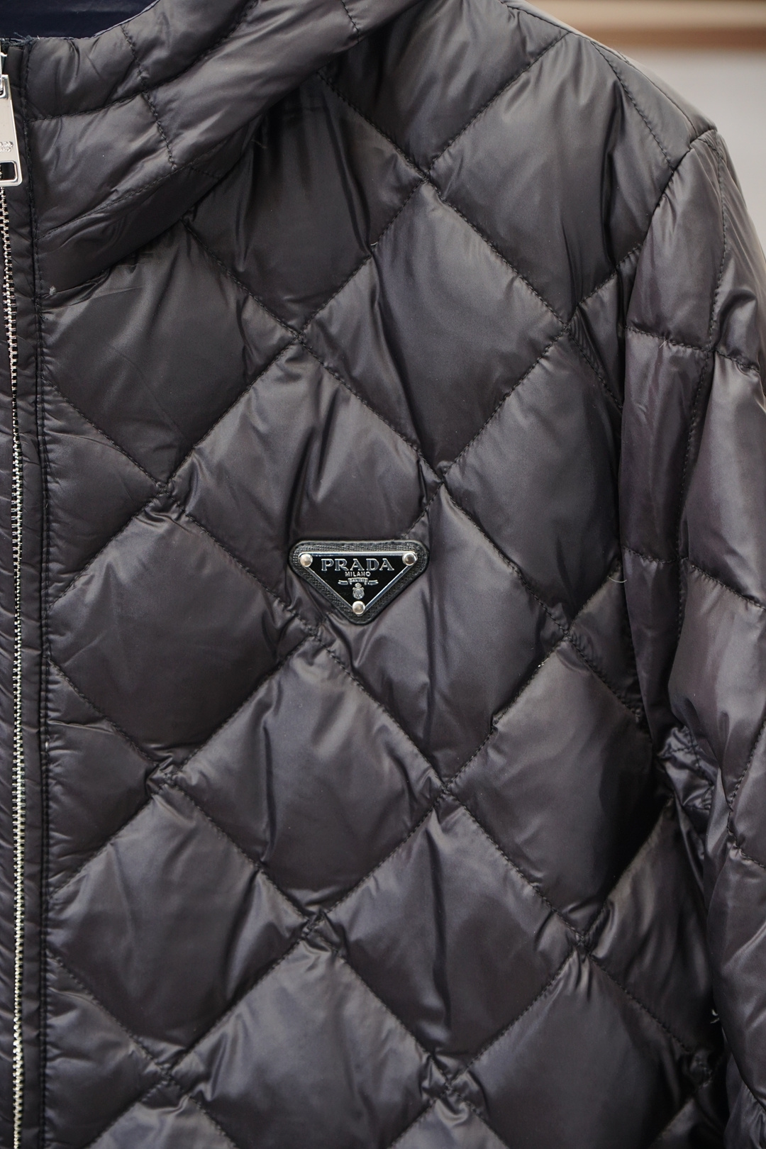 Prada普拉达/菱形格羽绒服外套经典菱格纹+轻薄面料，保暖又轻便!连帽设计+拉链开合，穿脱超方便，袖口